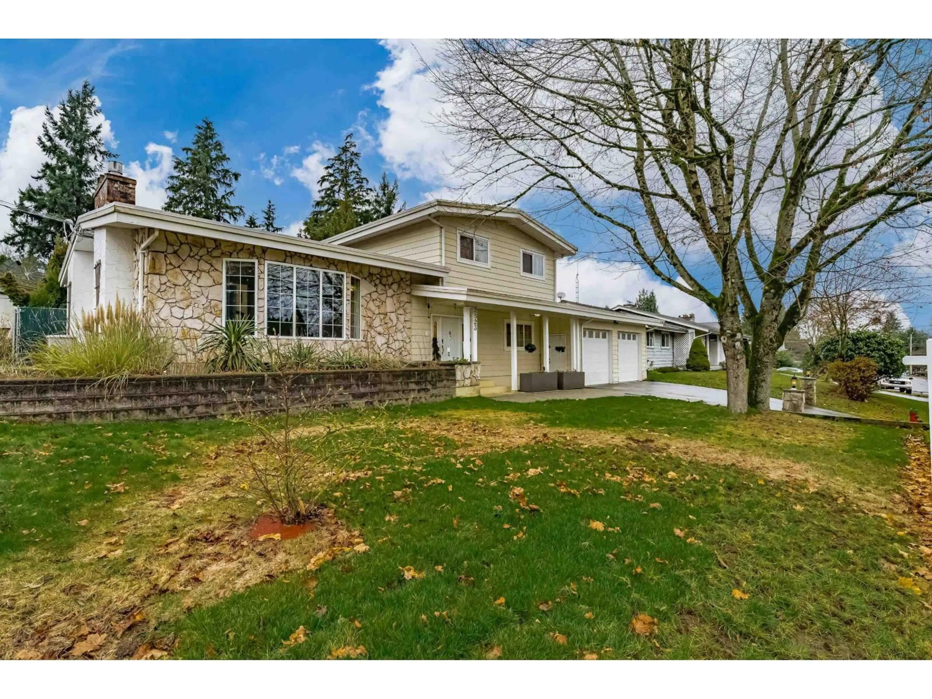 A pic from outside/outdoor area/front of a property/back of a property/a pic from drone, street for 2523 SUNNYSIDE CRESCENT, Abbotsford British Columbia V2T1Y1