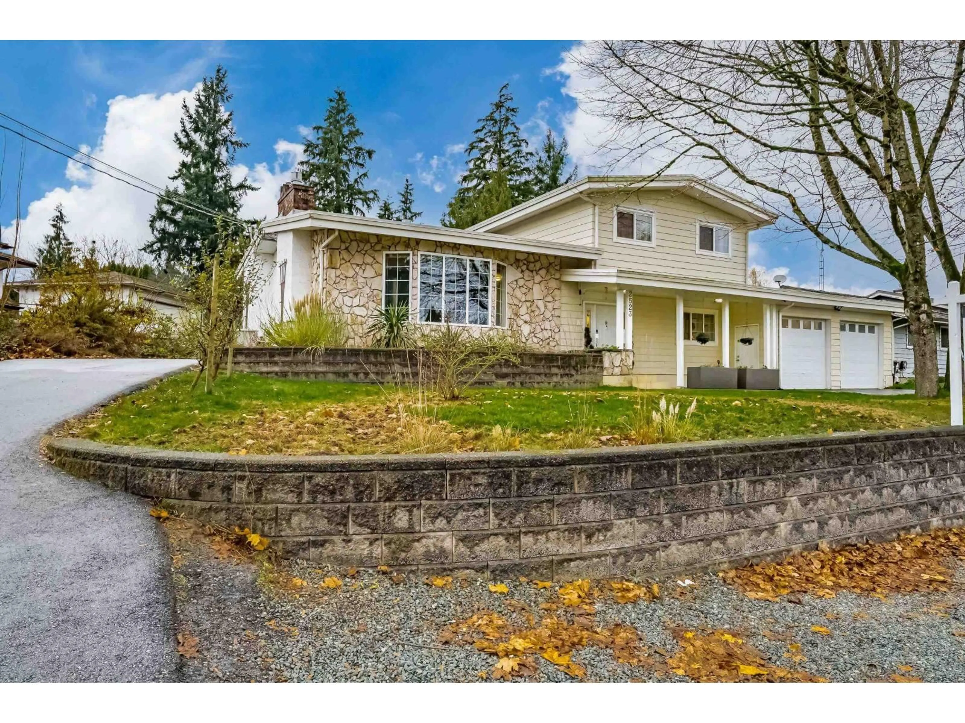 A pic from outside/outdoor area/front of a property/back of a property/a pic from drone, street for 2523 SUNNYSIDE CRESCENT, Abbotsford British Columbia V2T1Y1