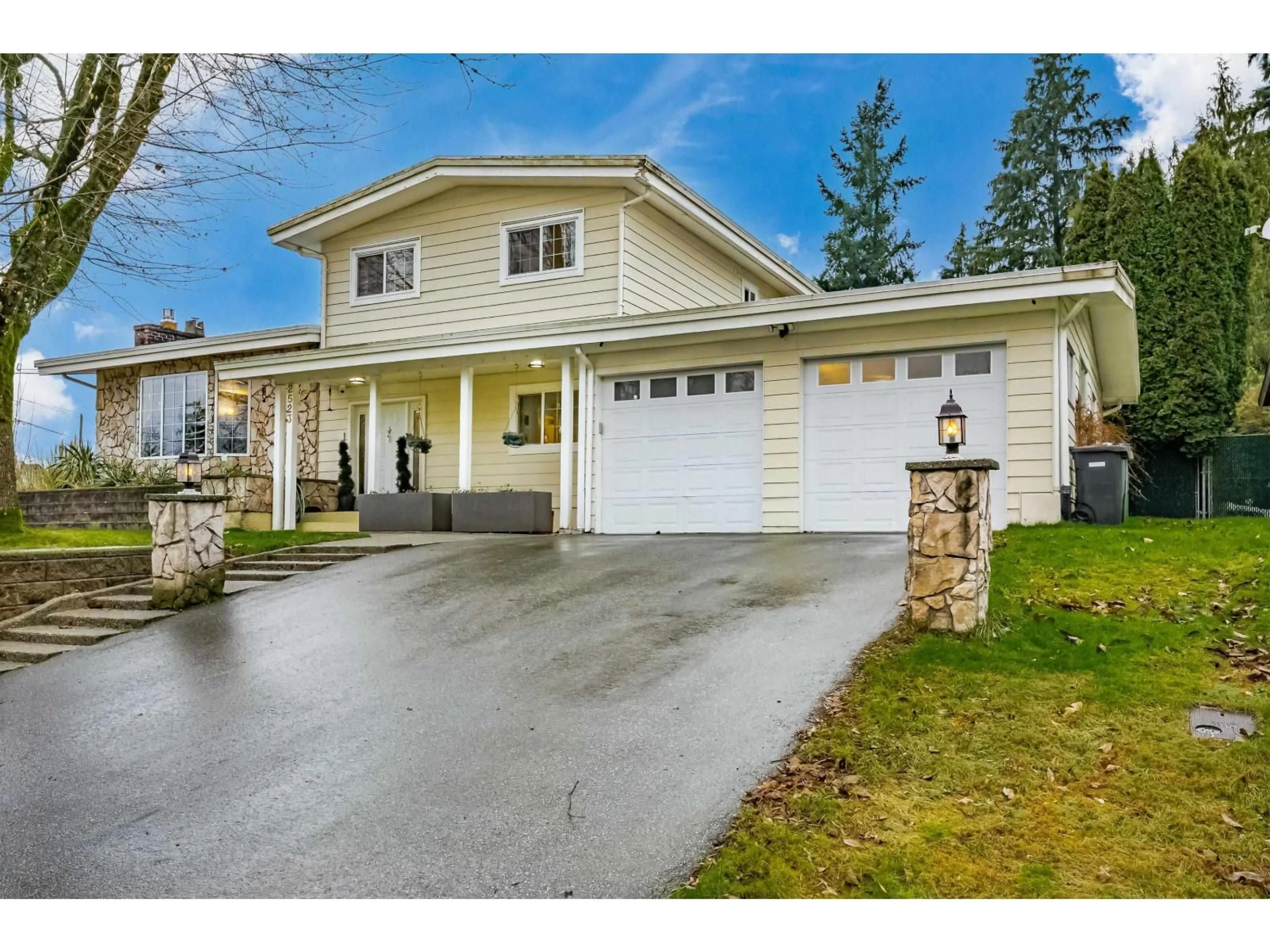 Home with vinyl exterior material, street for 2523 SUNNYSIDE CRESCENT, Abbotsford British Columbia V2T1Y1