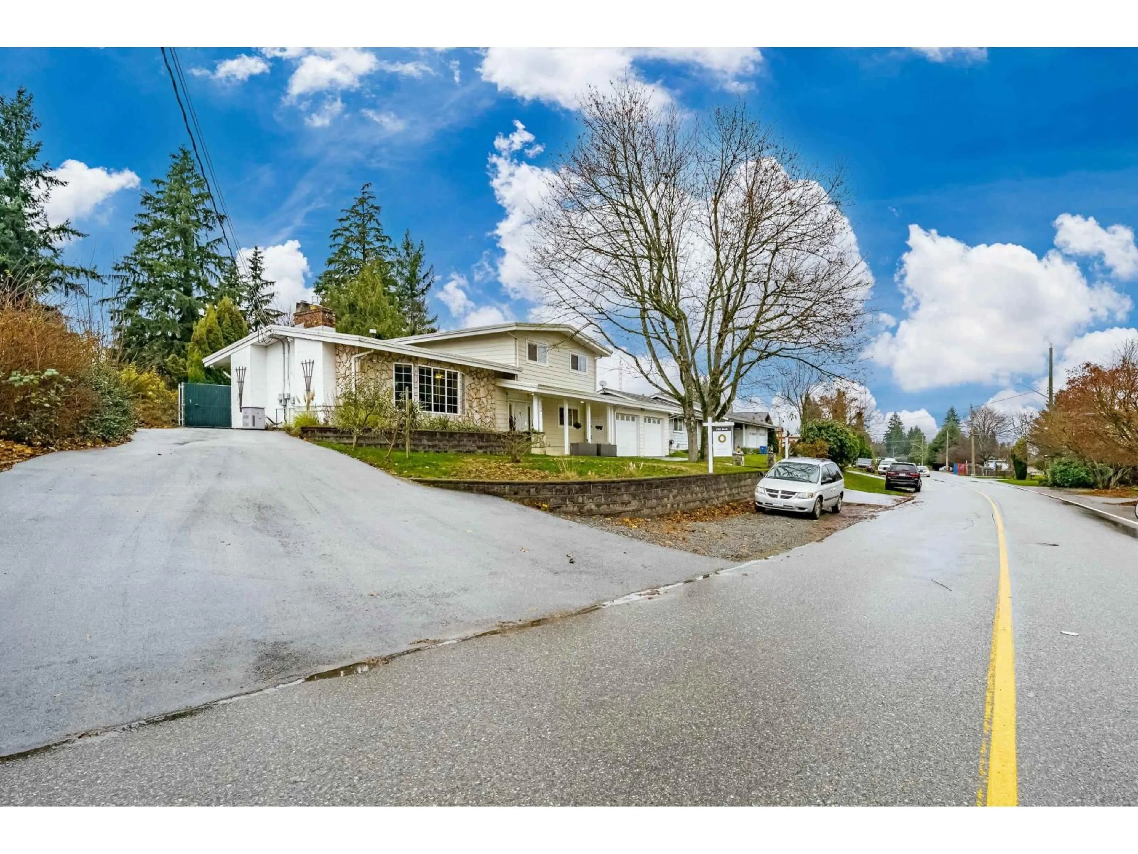 A pic from outside/outdoor area/front of a property/back of a property/a pic from drone, street for 2523 SUNNYSIDE CRESCENT, Abbotsford British Columbia V2T1Y1