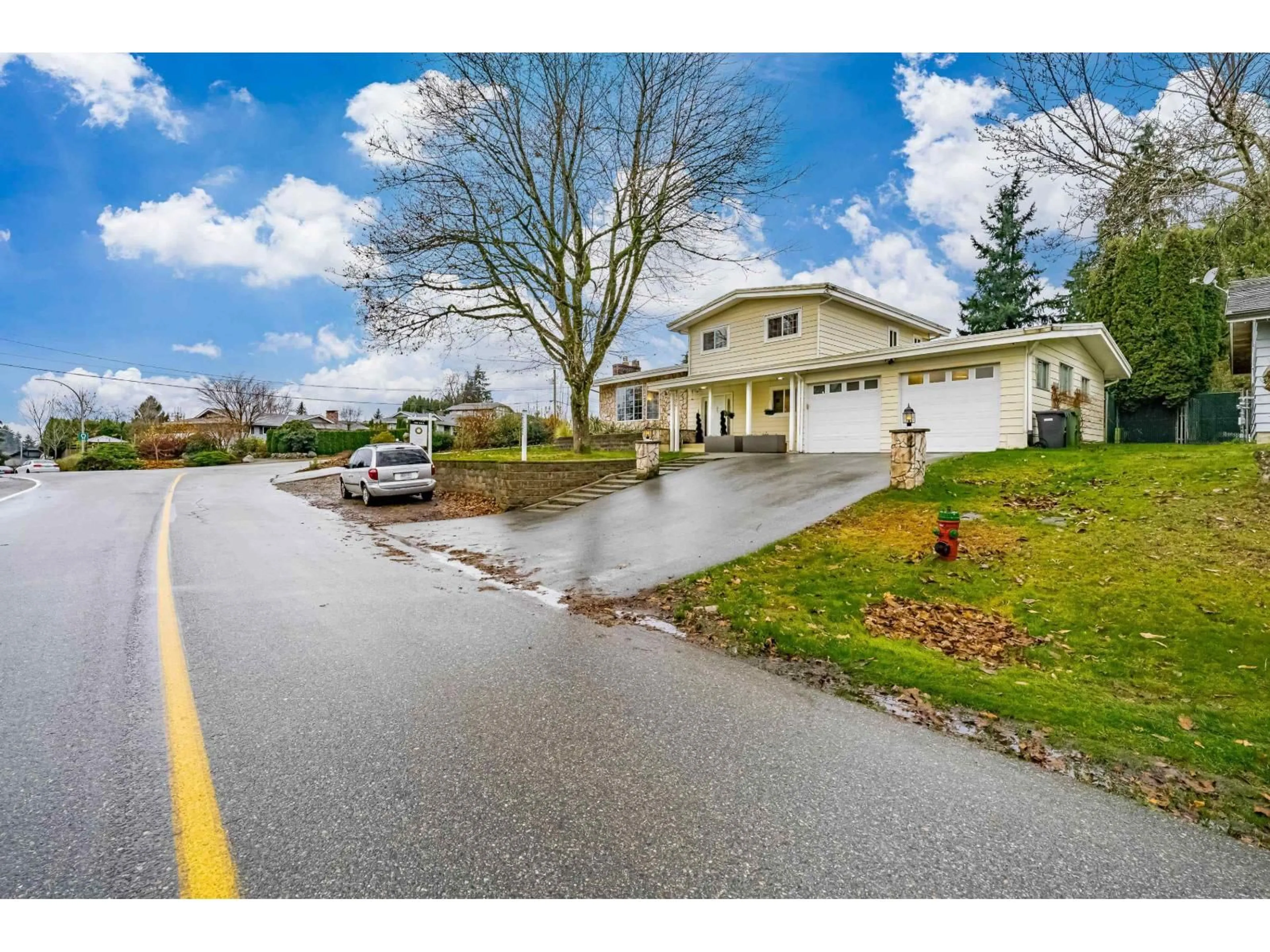 A pic from outside/outdoor area/front of a property/back of a property/a pic from drone, street for 2523 SUNNYSIDE CRESCENT, Abbotsford British Columbia V2T1Y1