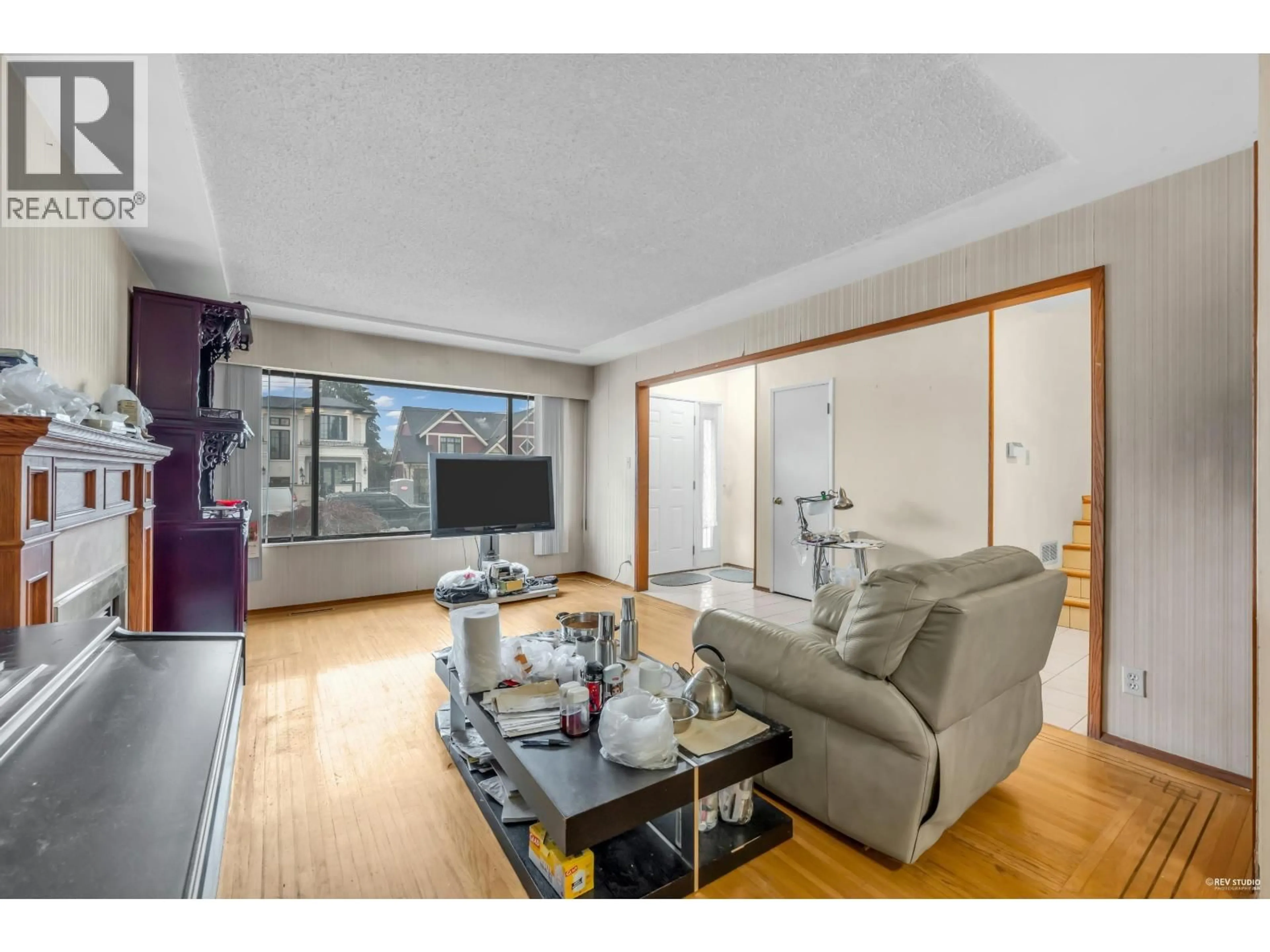 Living room with furniture, wood/laminate floor for 4938 FULWELL STREET, Burnaby British Columbia V5G1P2