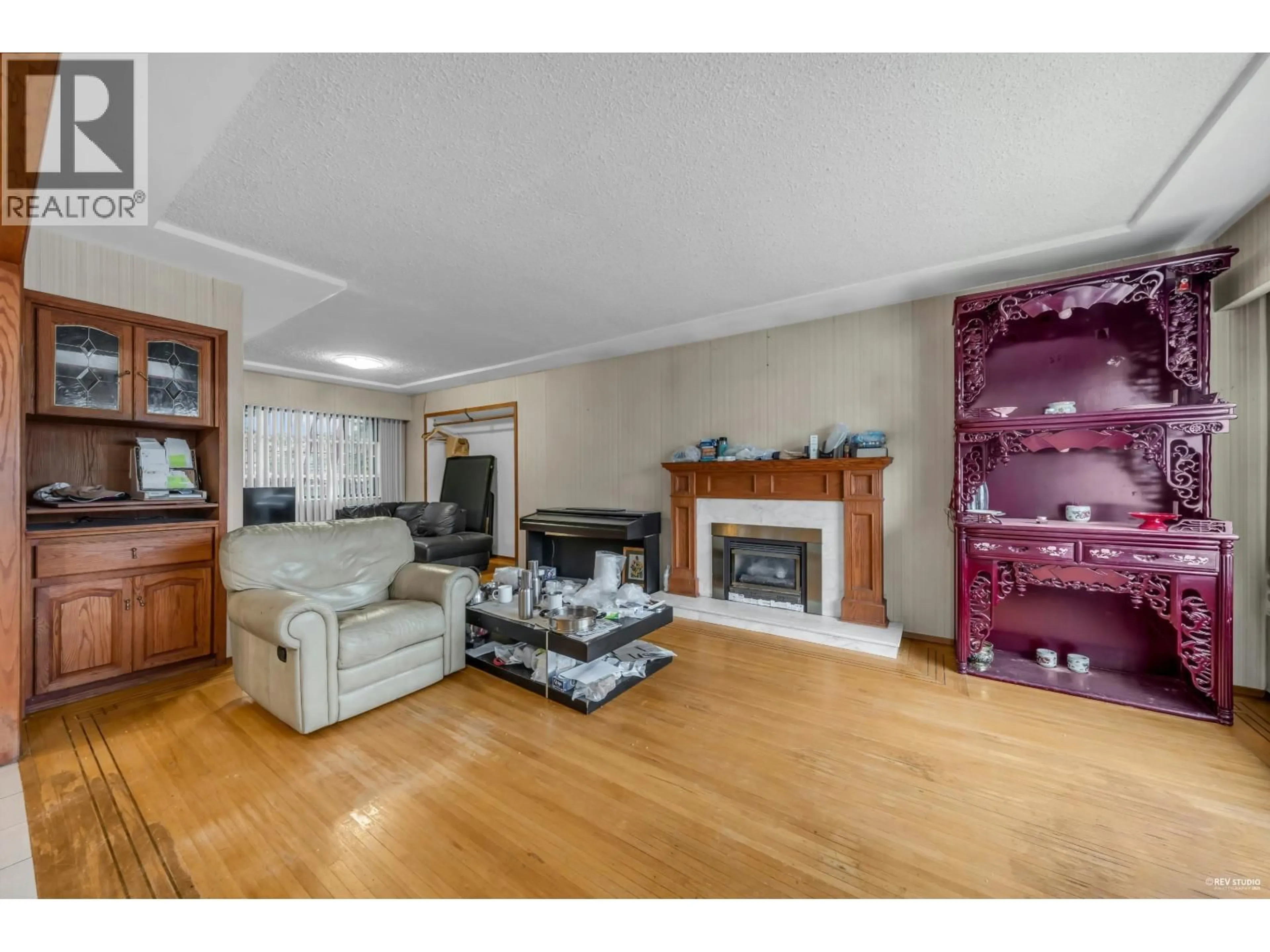 Living room with furniture, wood/laminate floor for 4938 FULWELL STREET, Burnaby British Columbia V5G1P2