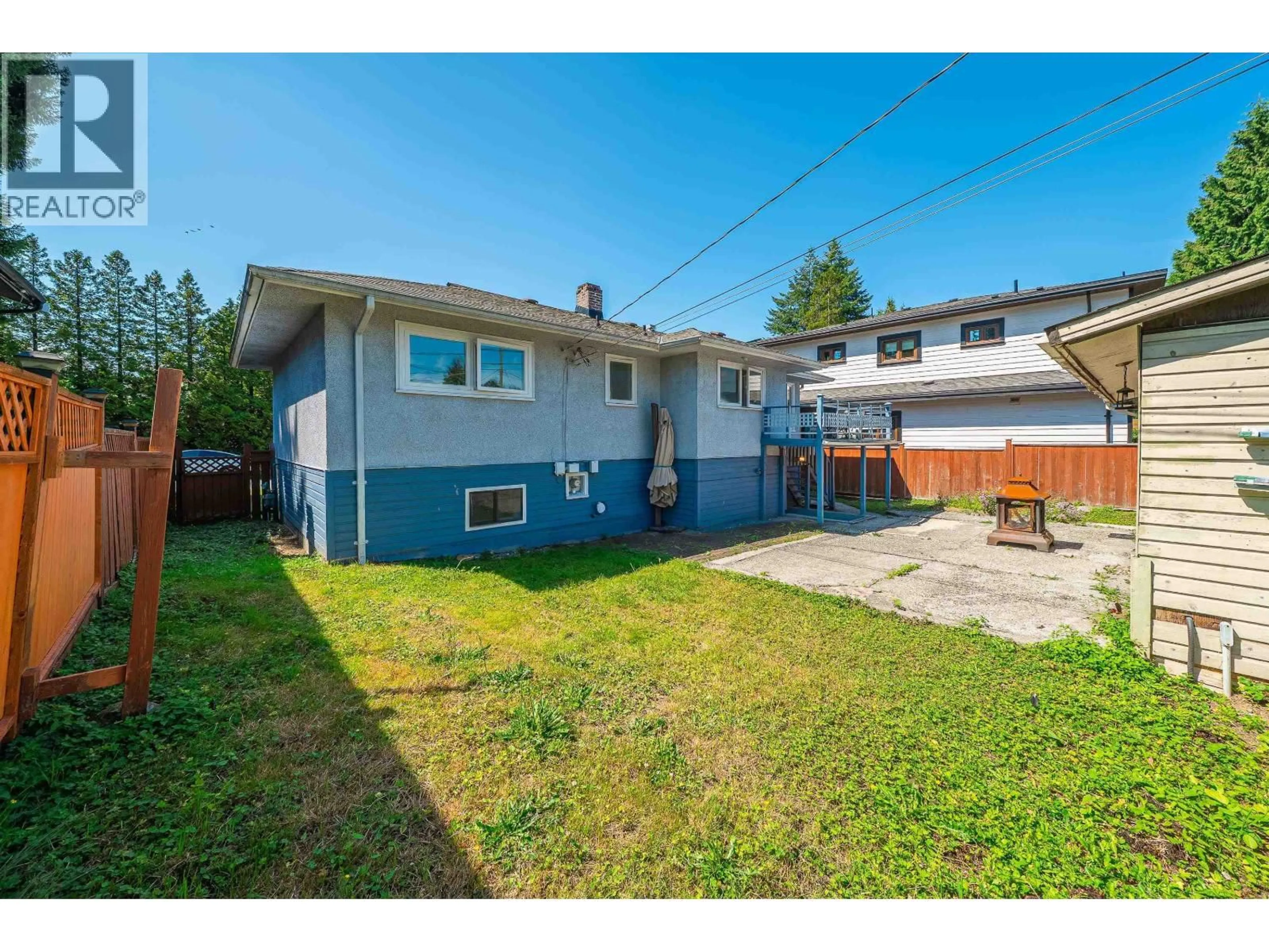 A pic from outside/outdoor area/front of a property/back of a property/a pic from drone, street for 432 25TH STREET, North Vancouver British Columbia V7N2G2