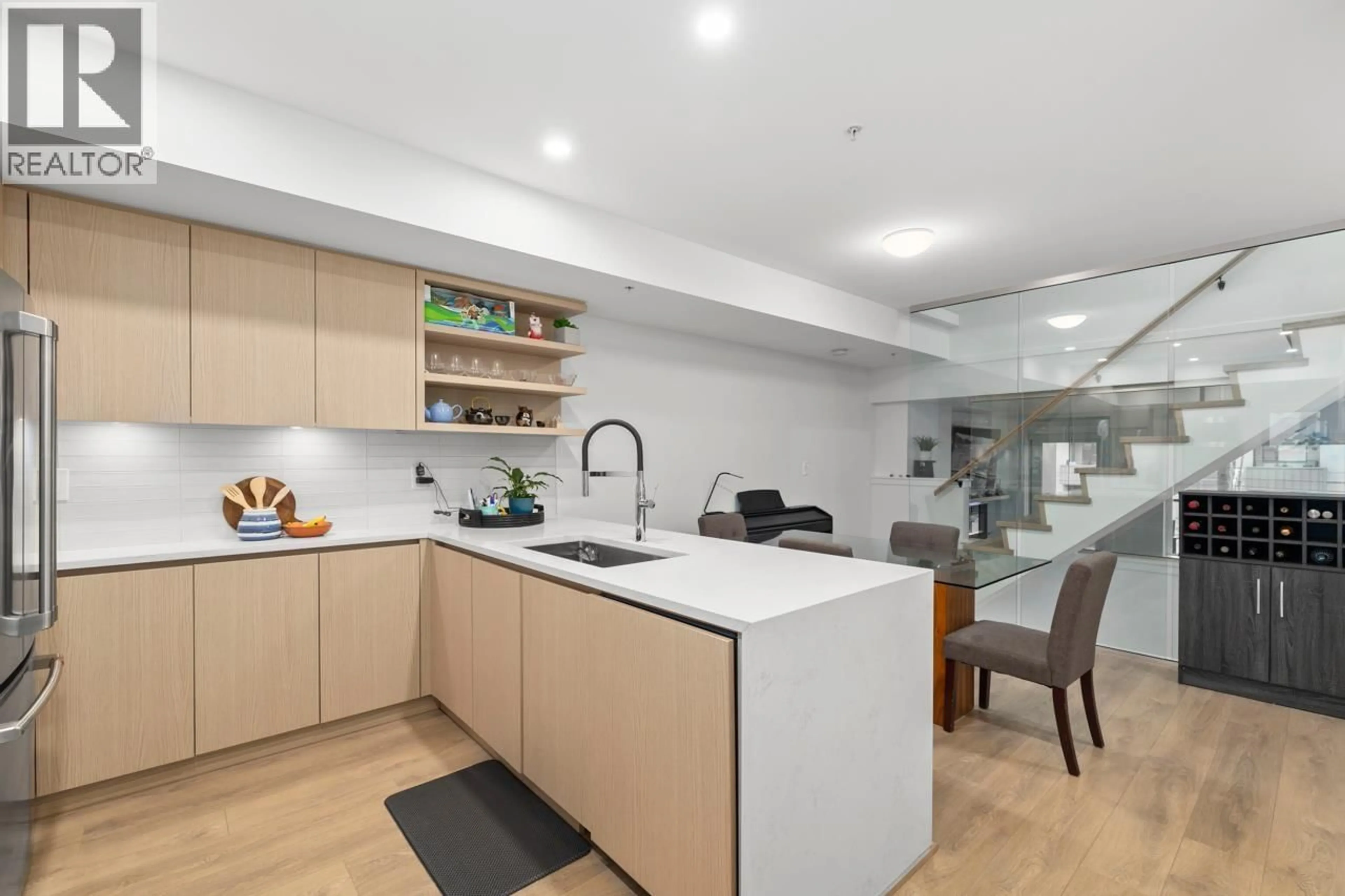 Unknown for 3 - 752 3RD STREET, North Vancouver British Columbia V7L1G9