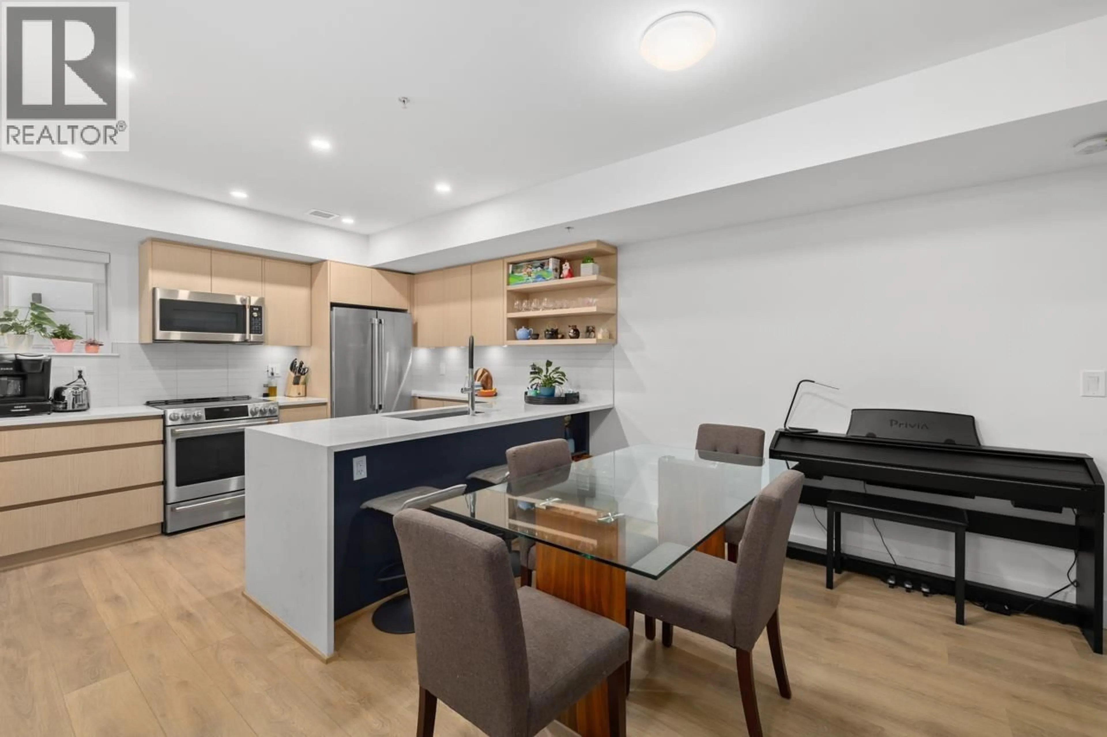 Open concept kitchen, wood/laminate floor for 3 - 752 3RD STREET, North Vancouver British Columbia V7L1G9