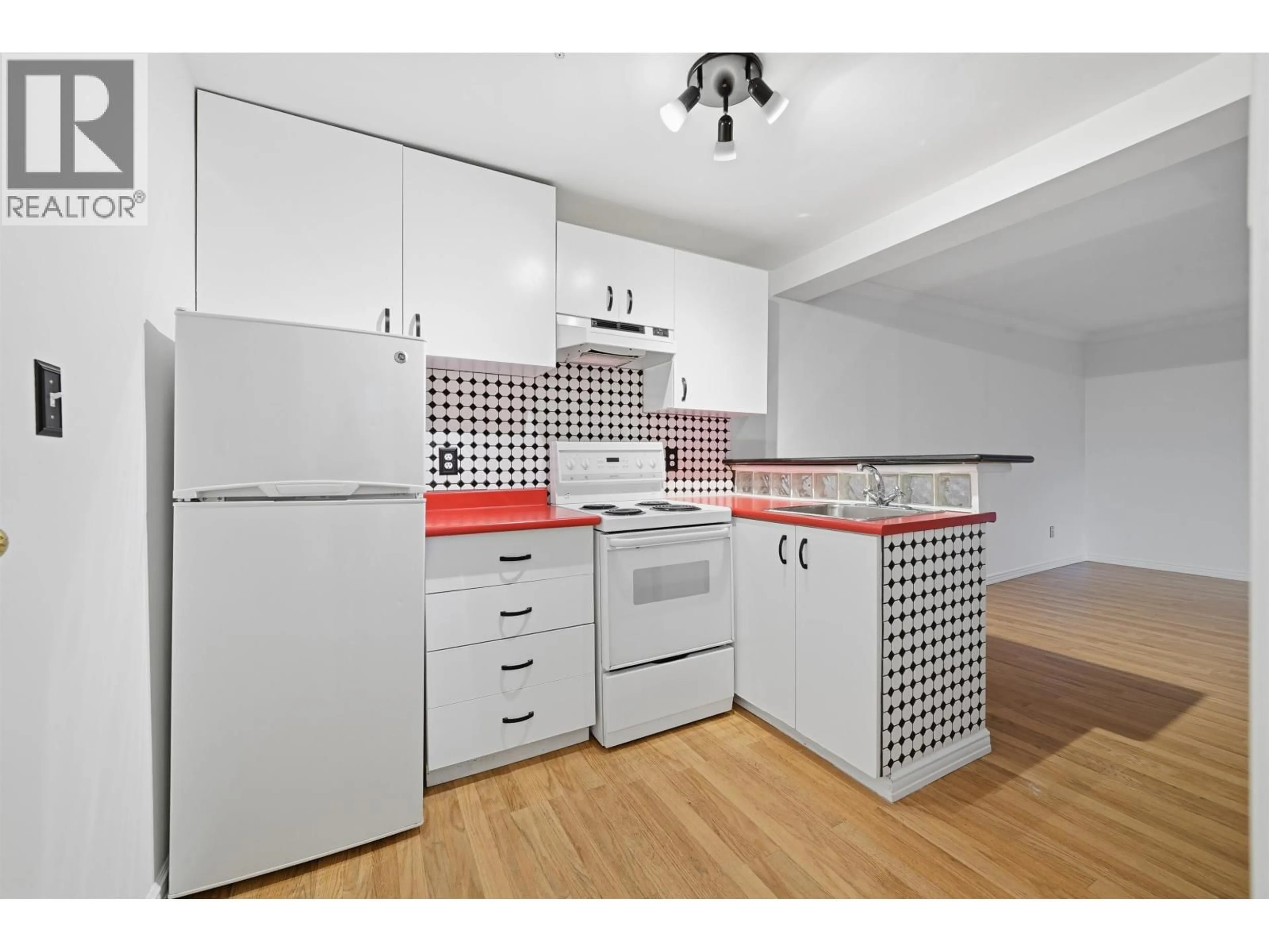 Standard kitchen, unknown for 107 - 1940 BARCLAY STREET, Vancouver British Columbia V6G1L3