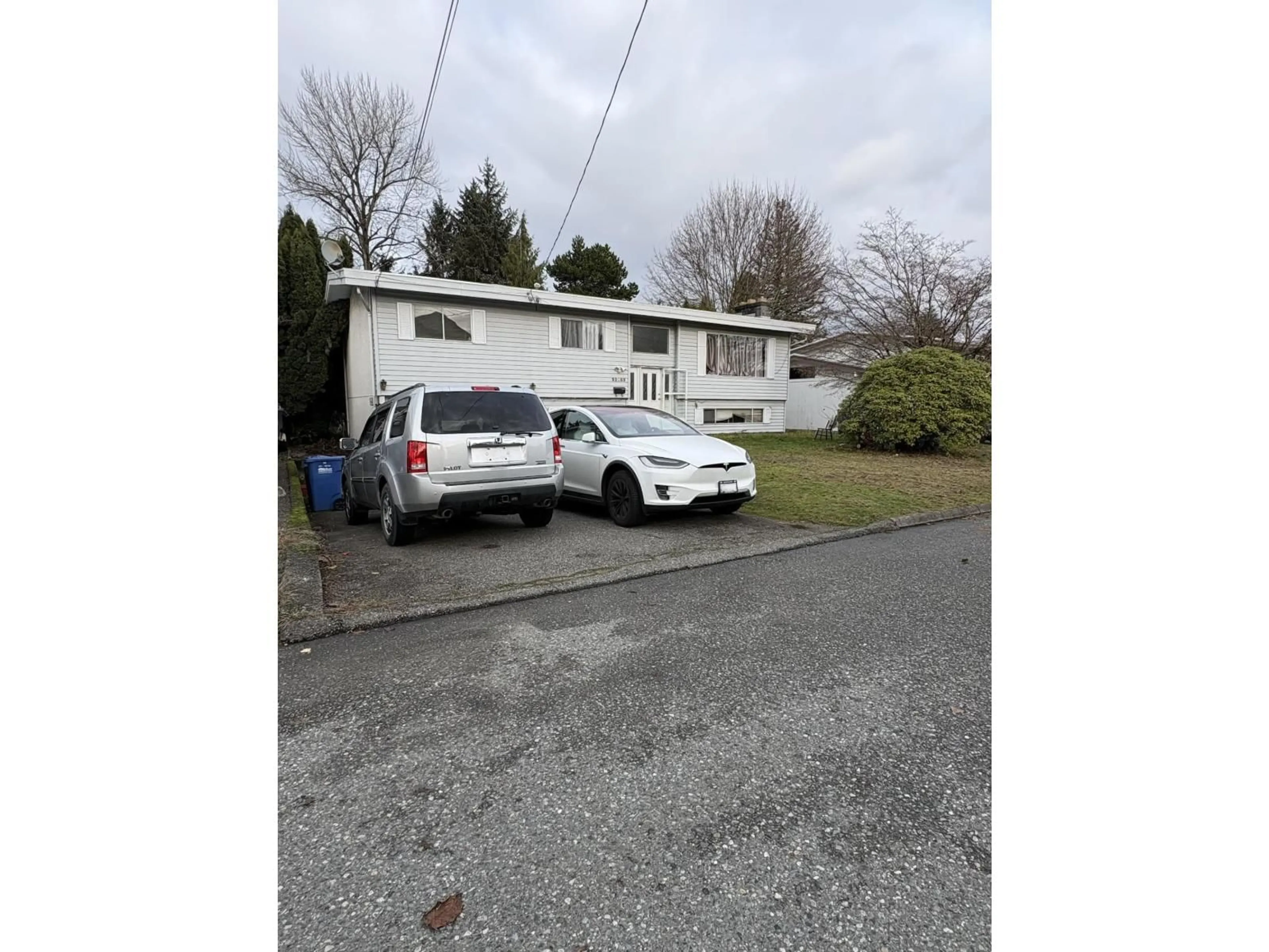 A pic from outside/outdoor area/front of a property/back of a property/a pic from drone, street for 32469 EMERALD AVENUE, Abbotsford British Columbia V2T1B4