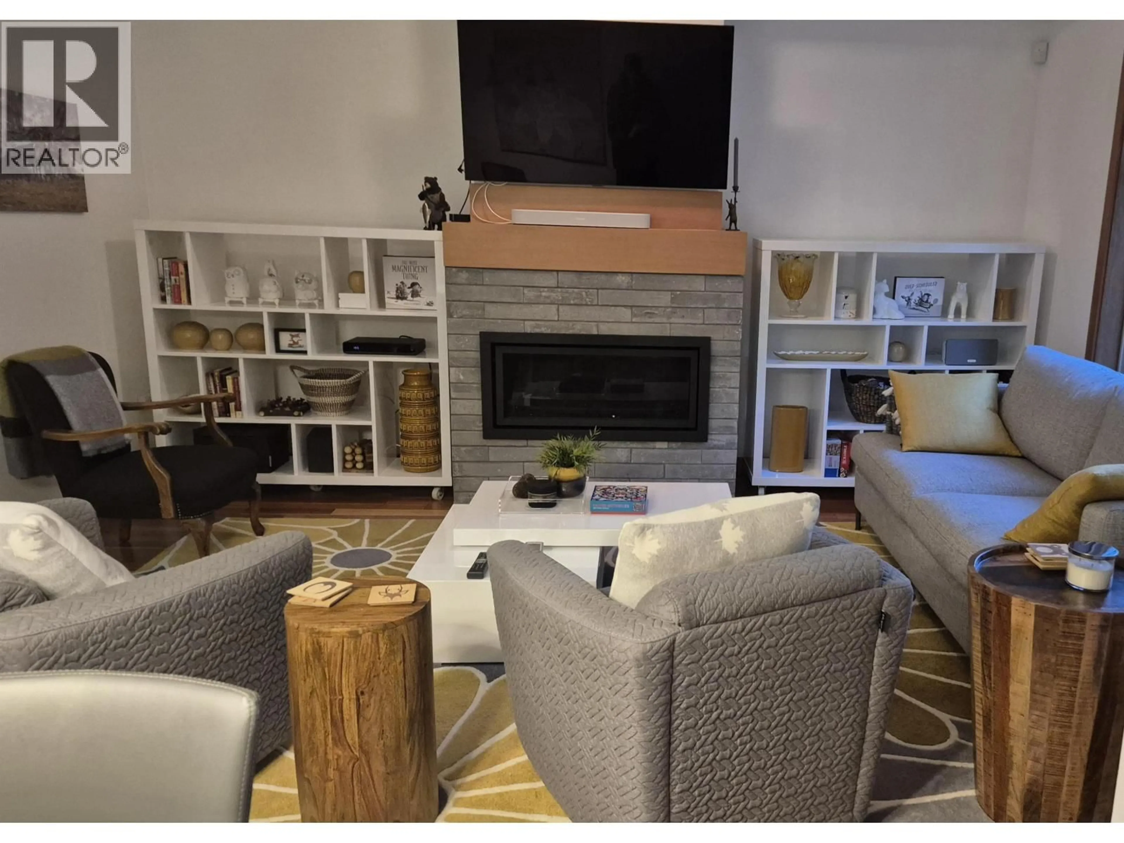 Living room with furniture, wood/laminate floor for 17 - 1530 TYNEBRIDGE LANE, Whistler British Columbia V8E0L3