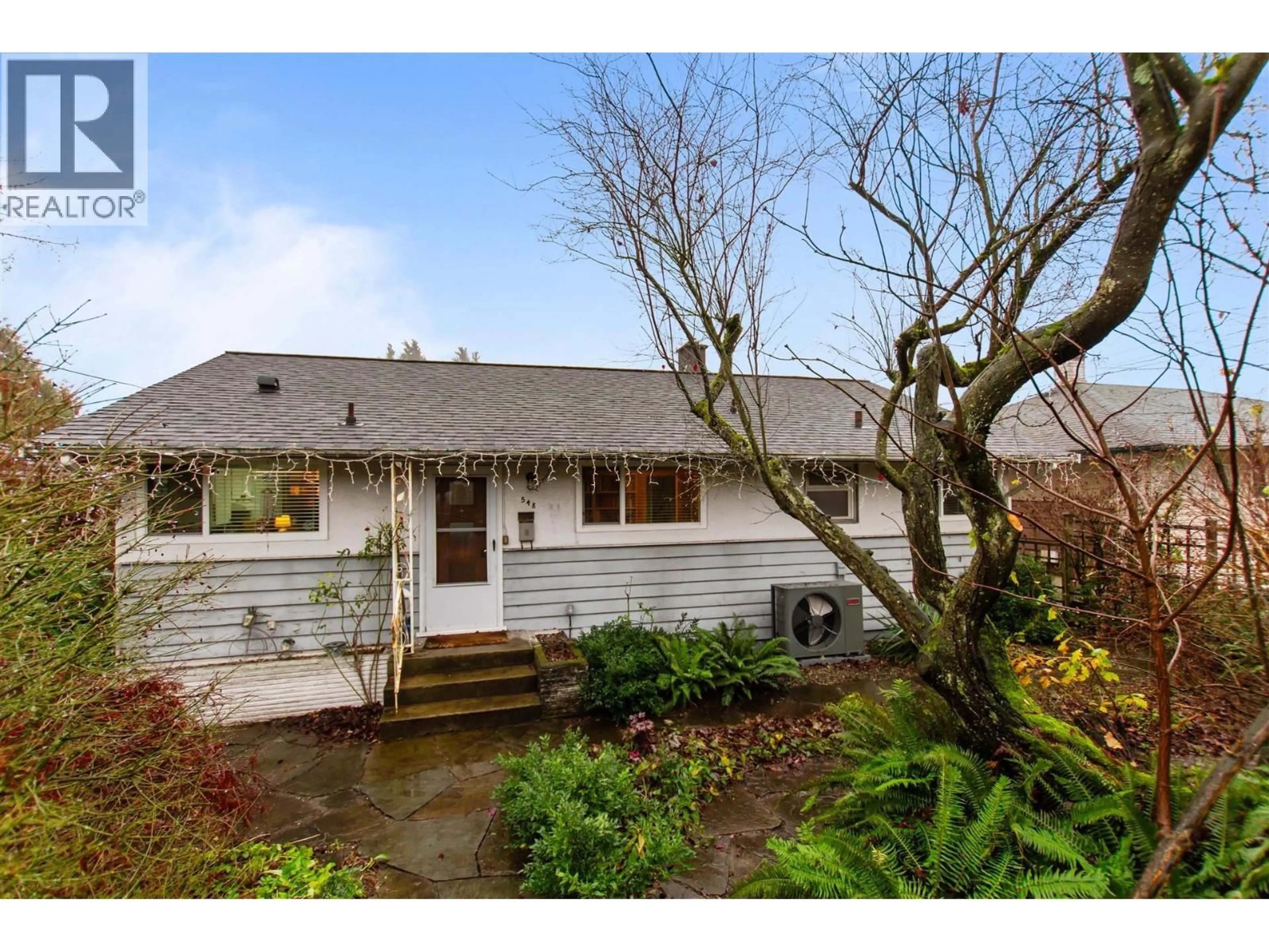 A pic from outside/outdoor area/front of a property/back of a property/a pic from drone, street for 548 AMESS STREET, New Westminster British Columbia V3L4A9