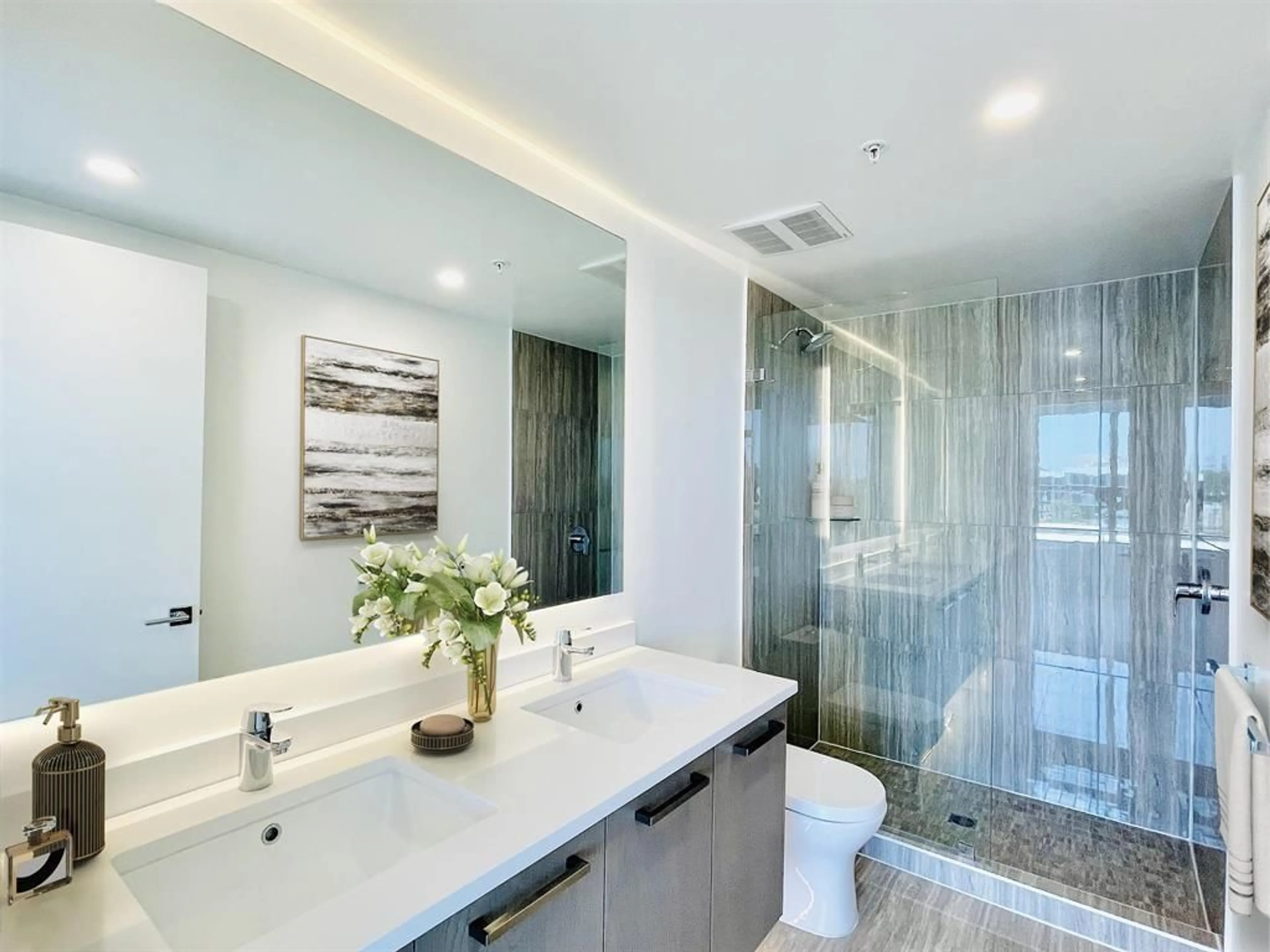 Contemporary bathroom, ceramic/tile floor for 410 - 1588 JOHNSTON ROAD, White Rock British Columbia V4B3Z7