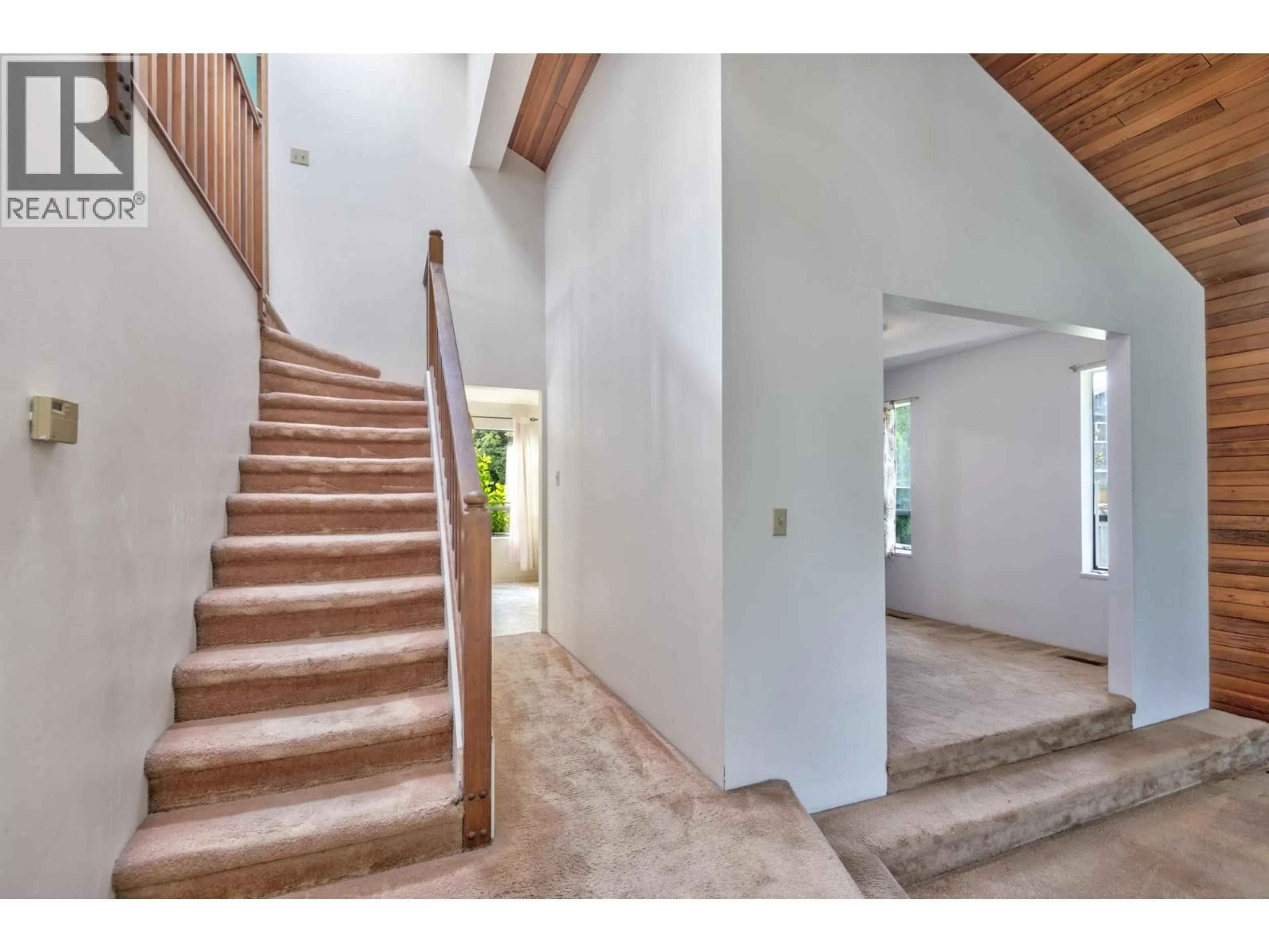 Indoor foyer for 5202 HOLLYWOOD DRIVE, Richmond British Columbia V7E4V4