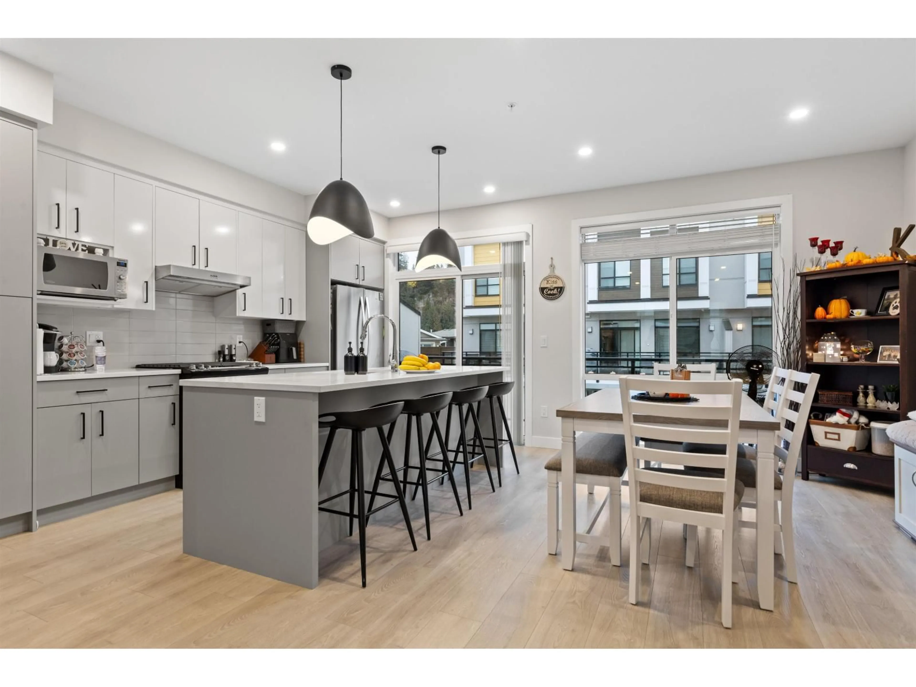 Open concept kitchen, unknown for 211 - 46150 THOMAS ROAD, Chilliwack British Columbia V2R6B3