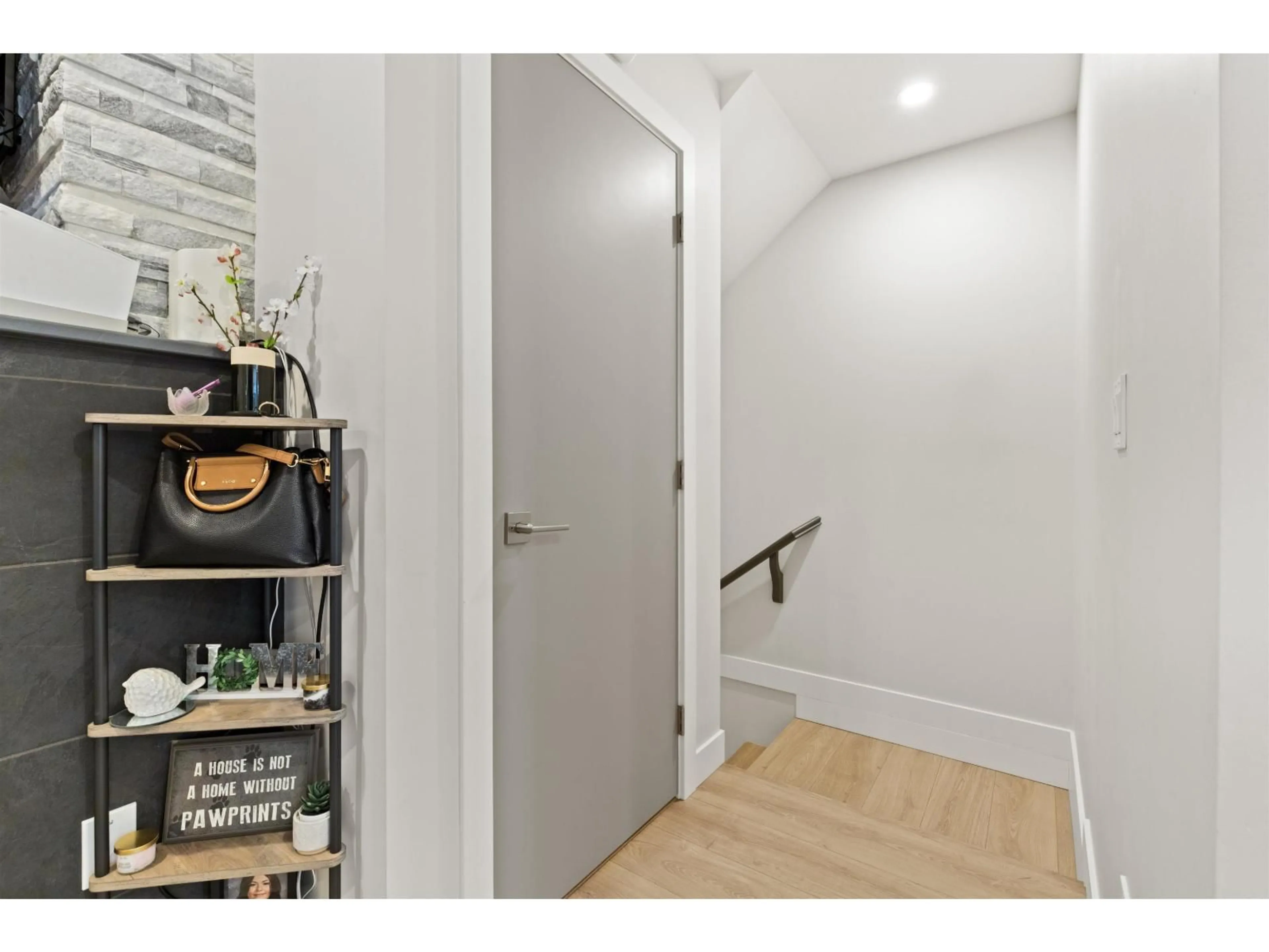 Indoor entryway for 211 - 46150 THOMAS ROAD, Chilliwack British Columbia V2R6B3