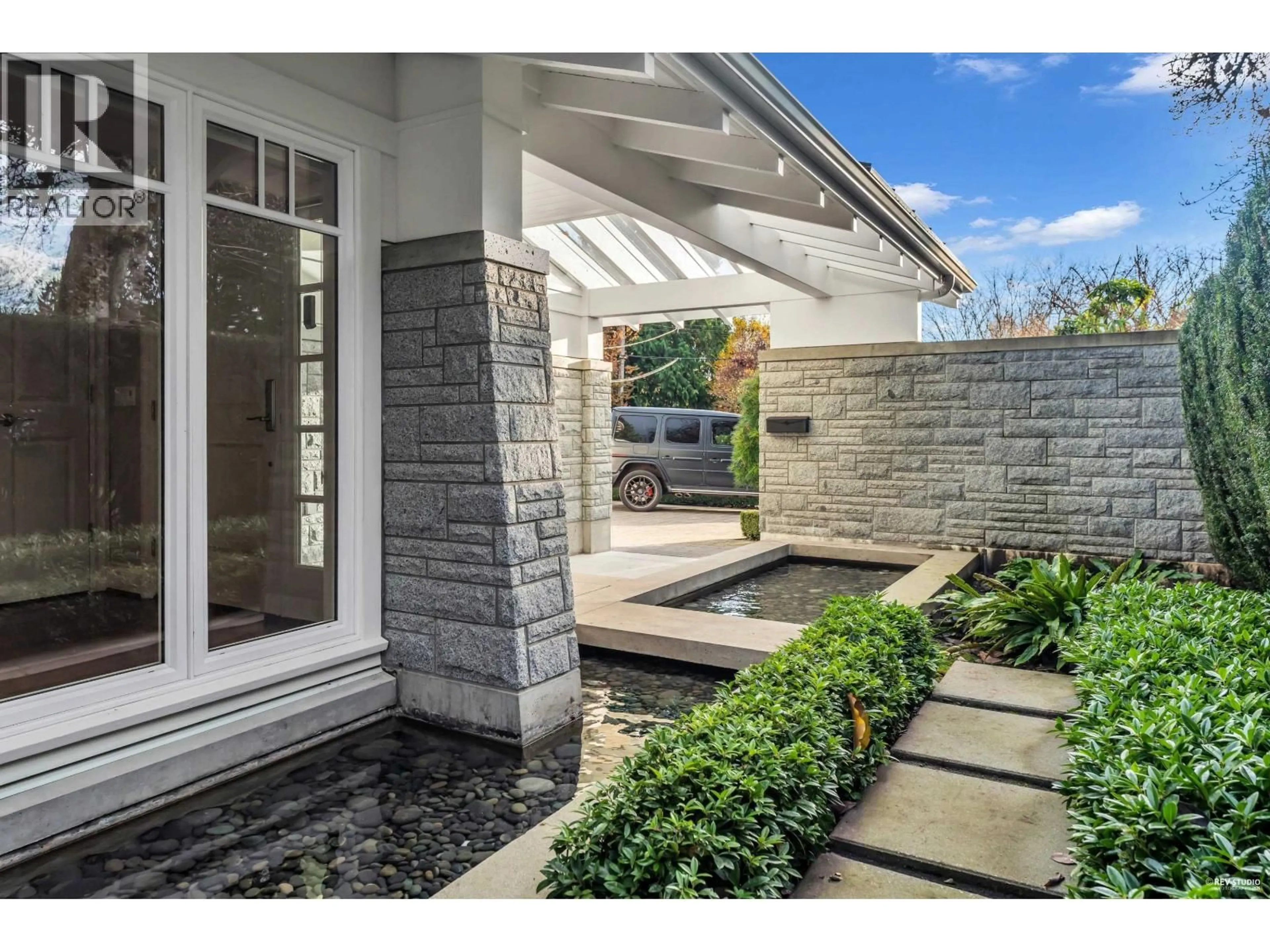 Indoor entryway for 4358 ERWIN DRIVE, West Vancouver British Columbia V7V1H6