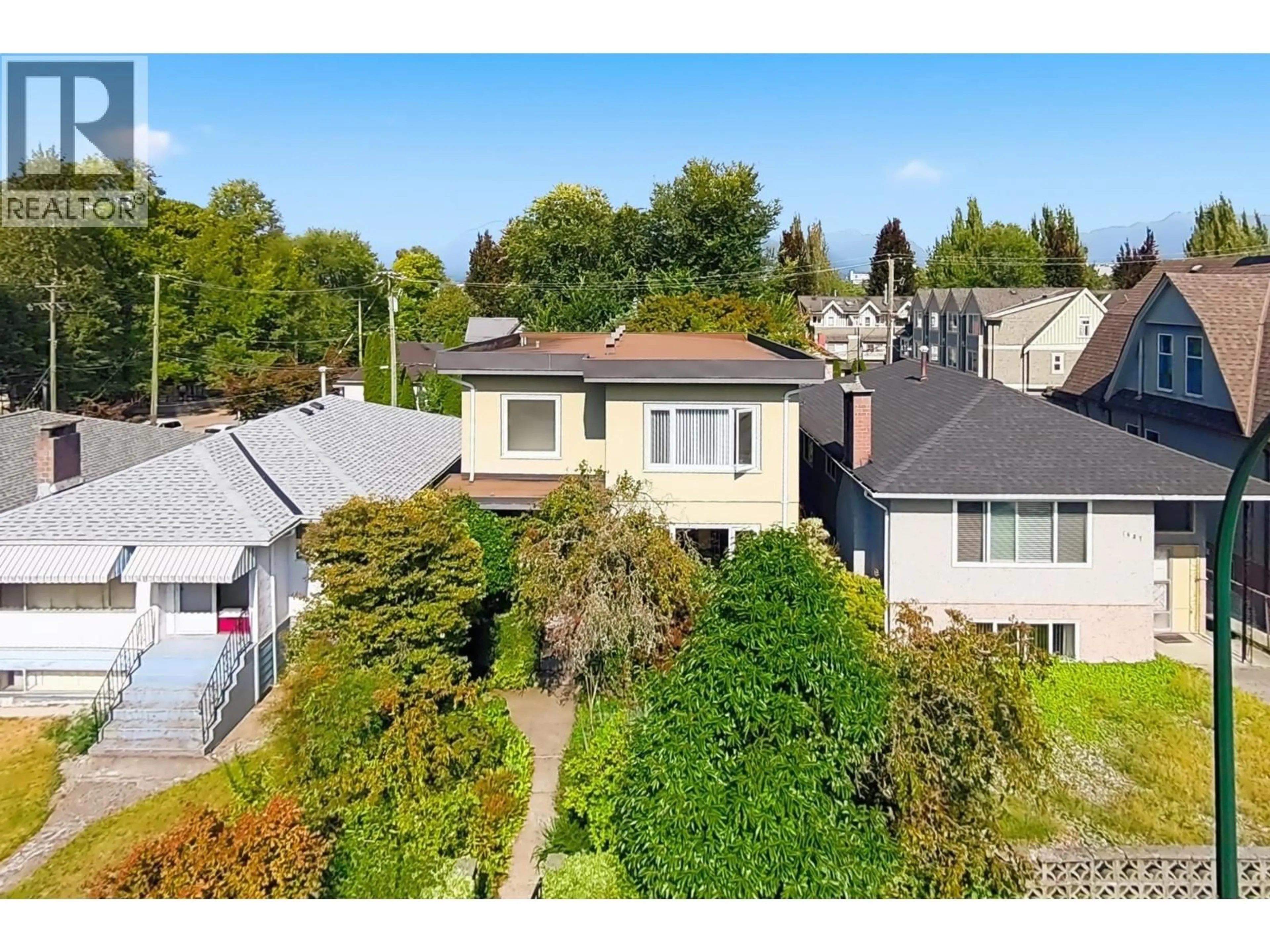 A pic from outside/outdoor area/front of a property/back of a property/a pic from drone, street for 1621 ADANAC STREET, Vancouver British Columbia V5L2C7