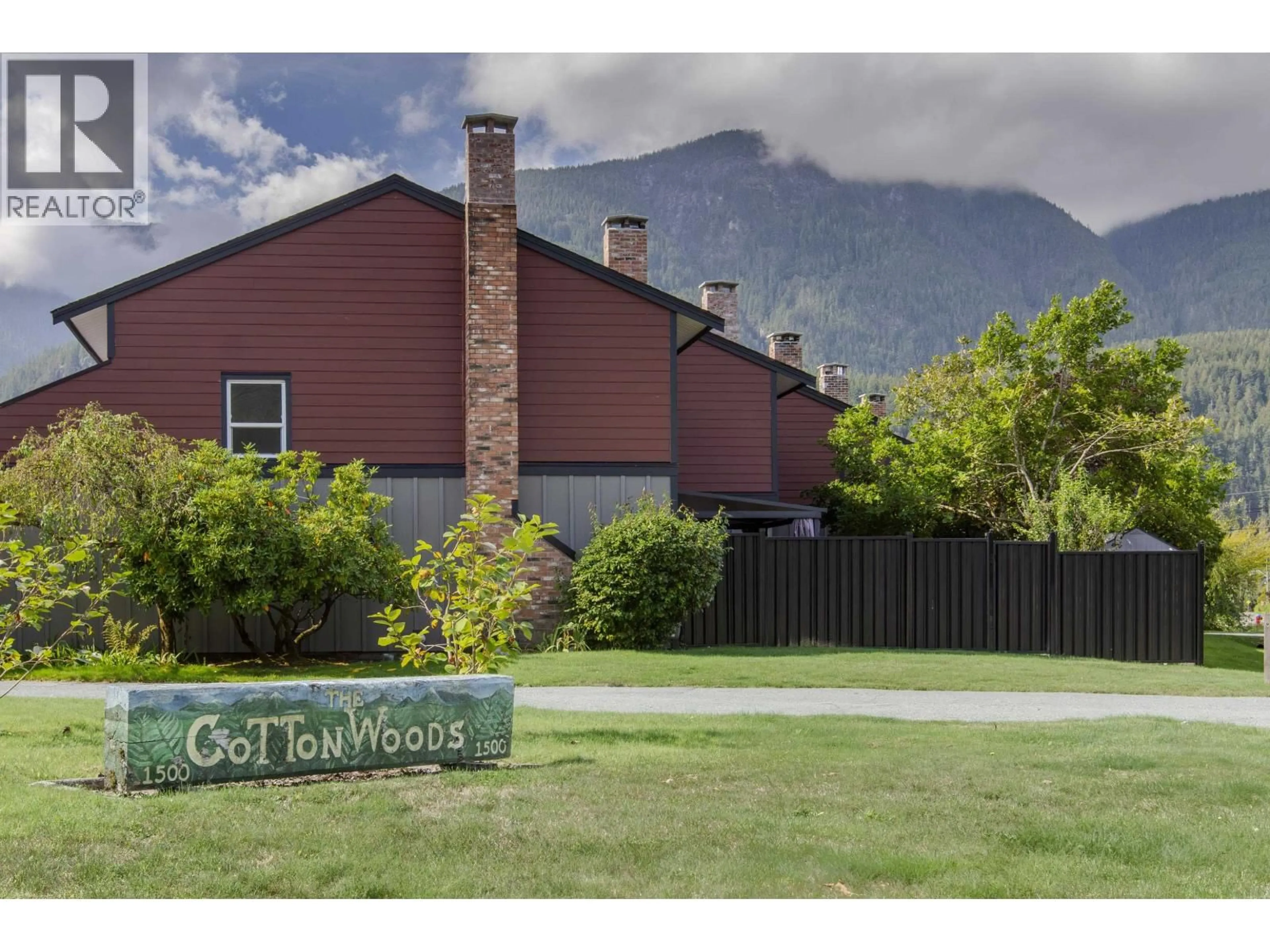 A pic from outside/outdoor area/front of a property/back of a property/a pic from drone, mountain view for 33 - 1500 JUDD ROAD, Squamish British Columbia V0N1H0