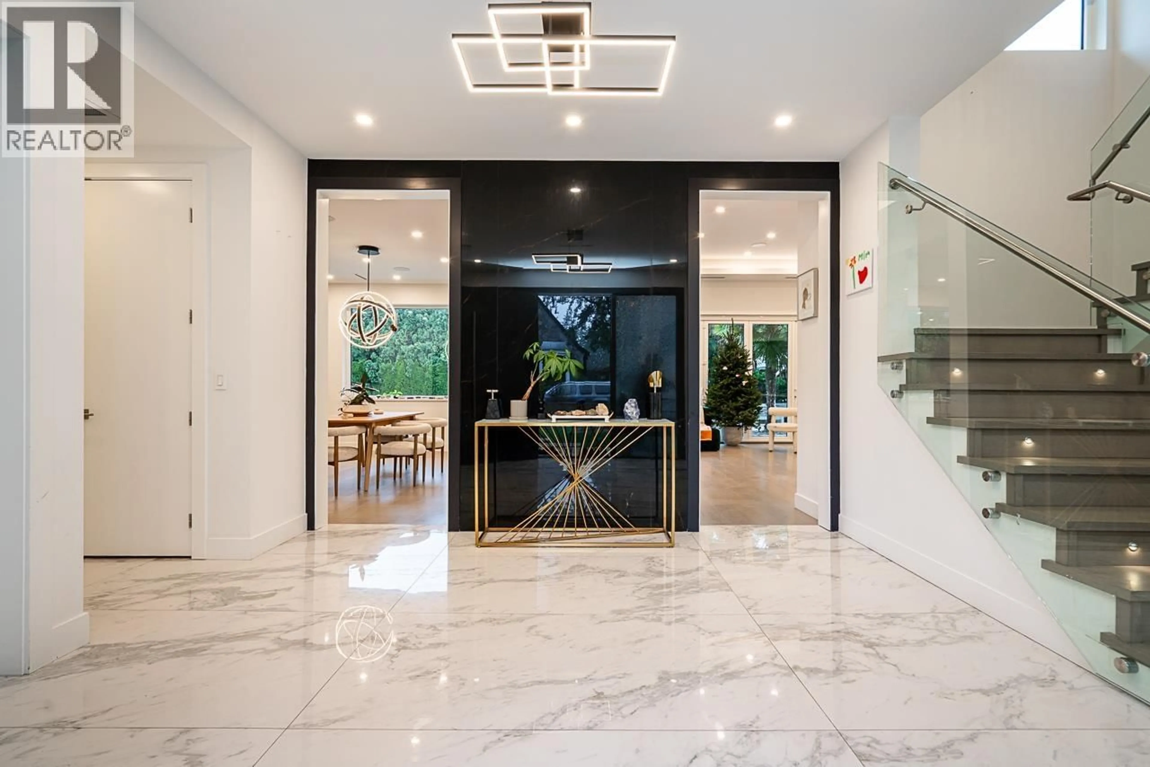 Indoor foyer for 1026 BELMONT AVENUE, North Vancouver British Columbia V7R1K2