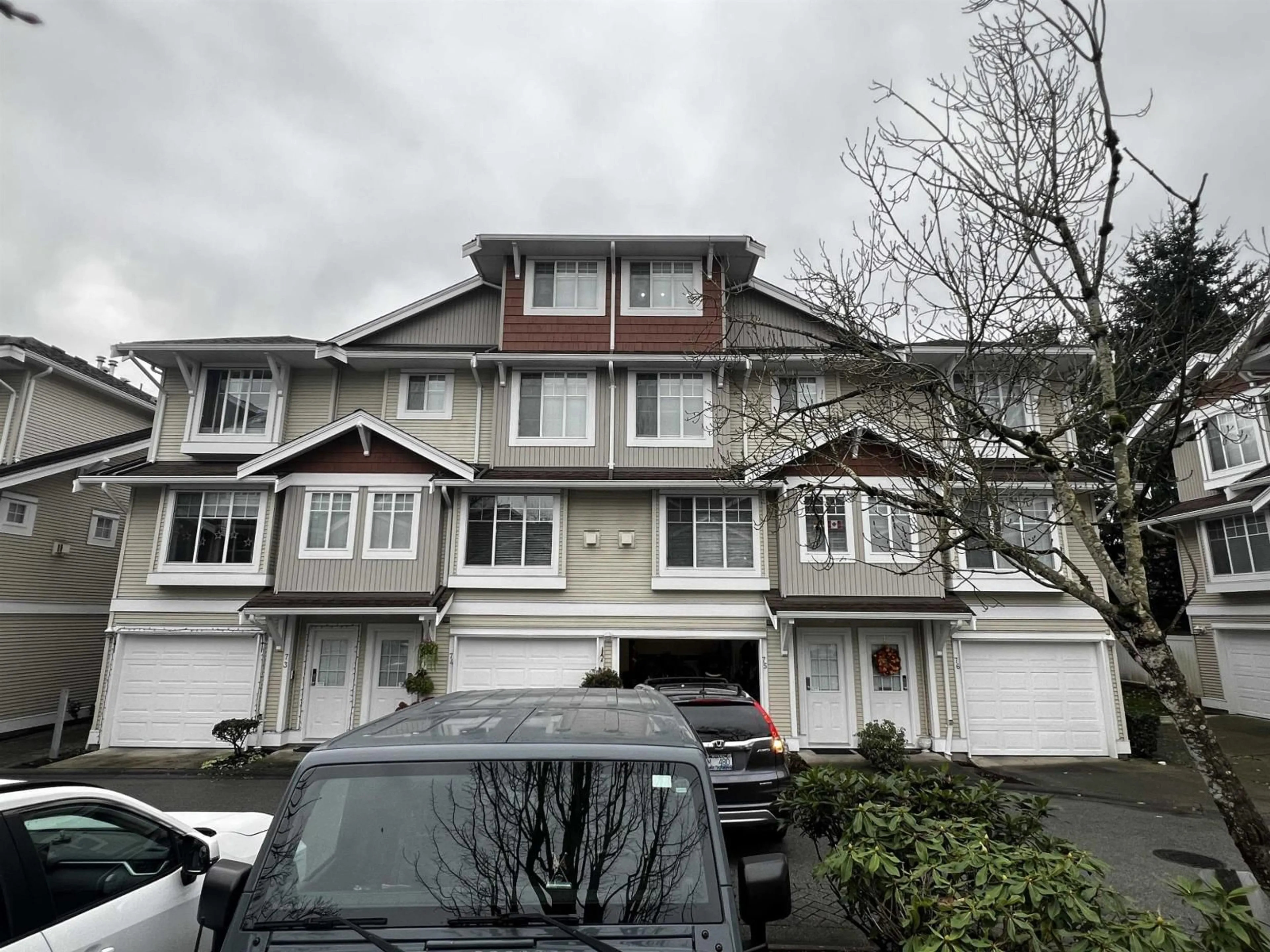 A pic from outside/outdoor area/front of a property/back of a property/a pic from drone, unknown for 75 - 12110 75A AVENUE, Surrey British Columbia V3W1M1