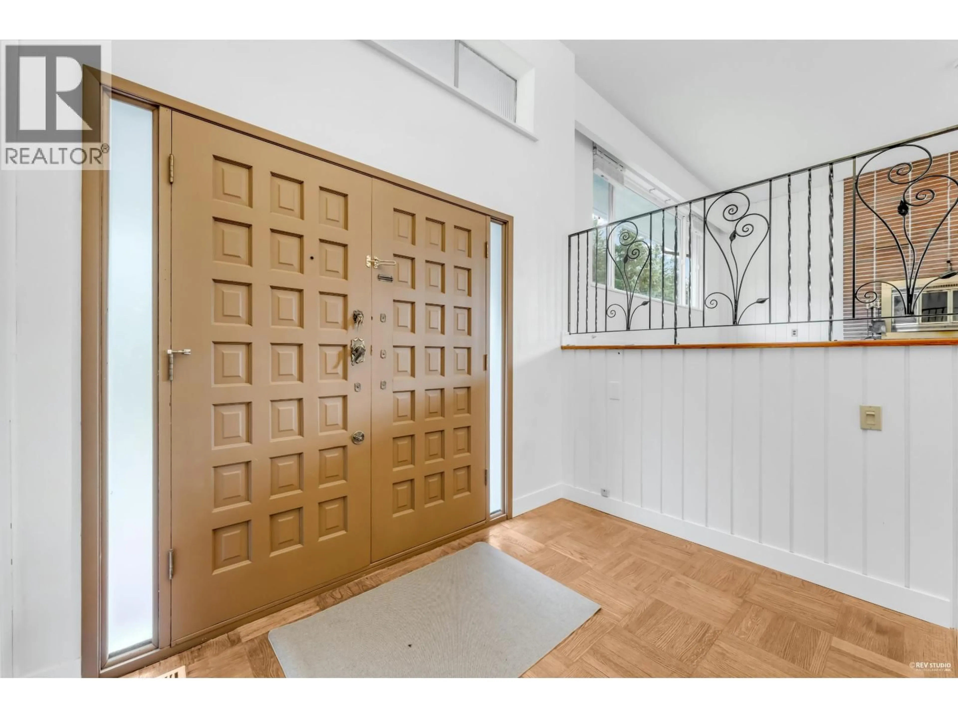 Indoor foyer for 50 GLENMORE DRIVE, West Vancouver British Columbia V7S1A7