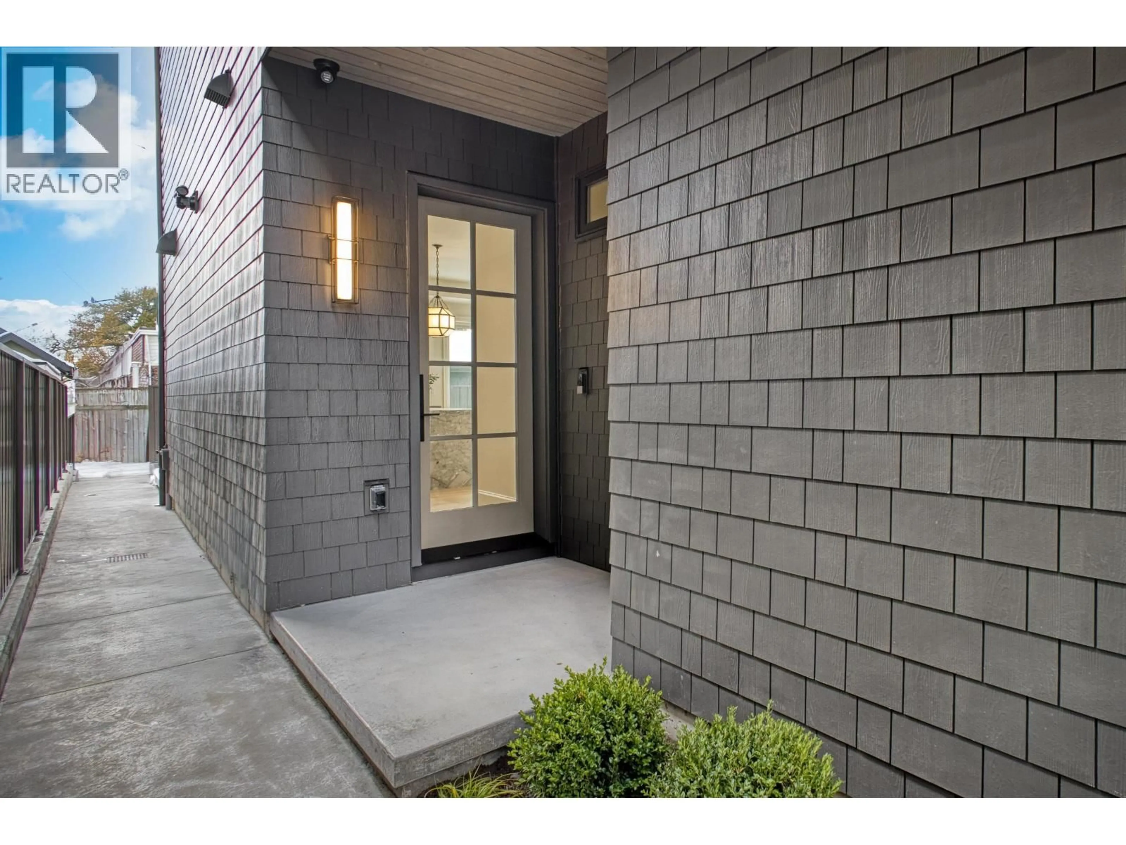 Indoor entryway for 2382 5TH AVENUE, Vancouver British Columbia V5N1N1