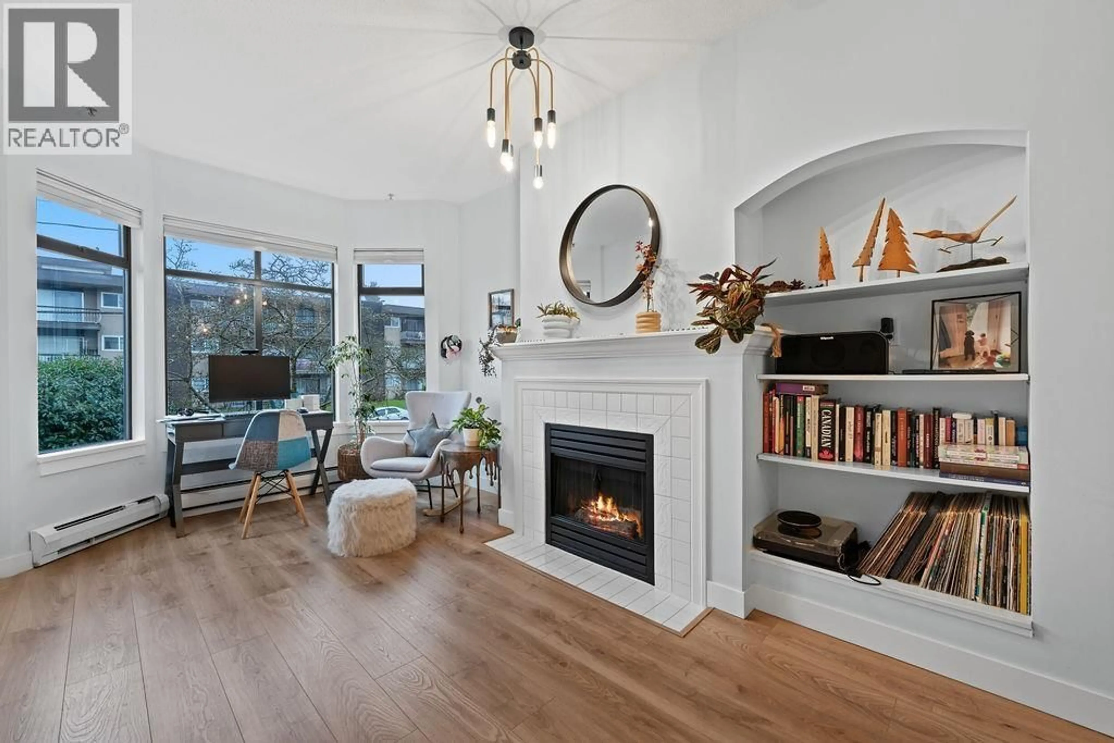 Living room with furniture, wood/laminate floor for 14 - 221 ASH STREET, New Westminster British Columbia V3M3M5