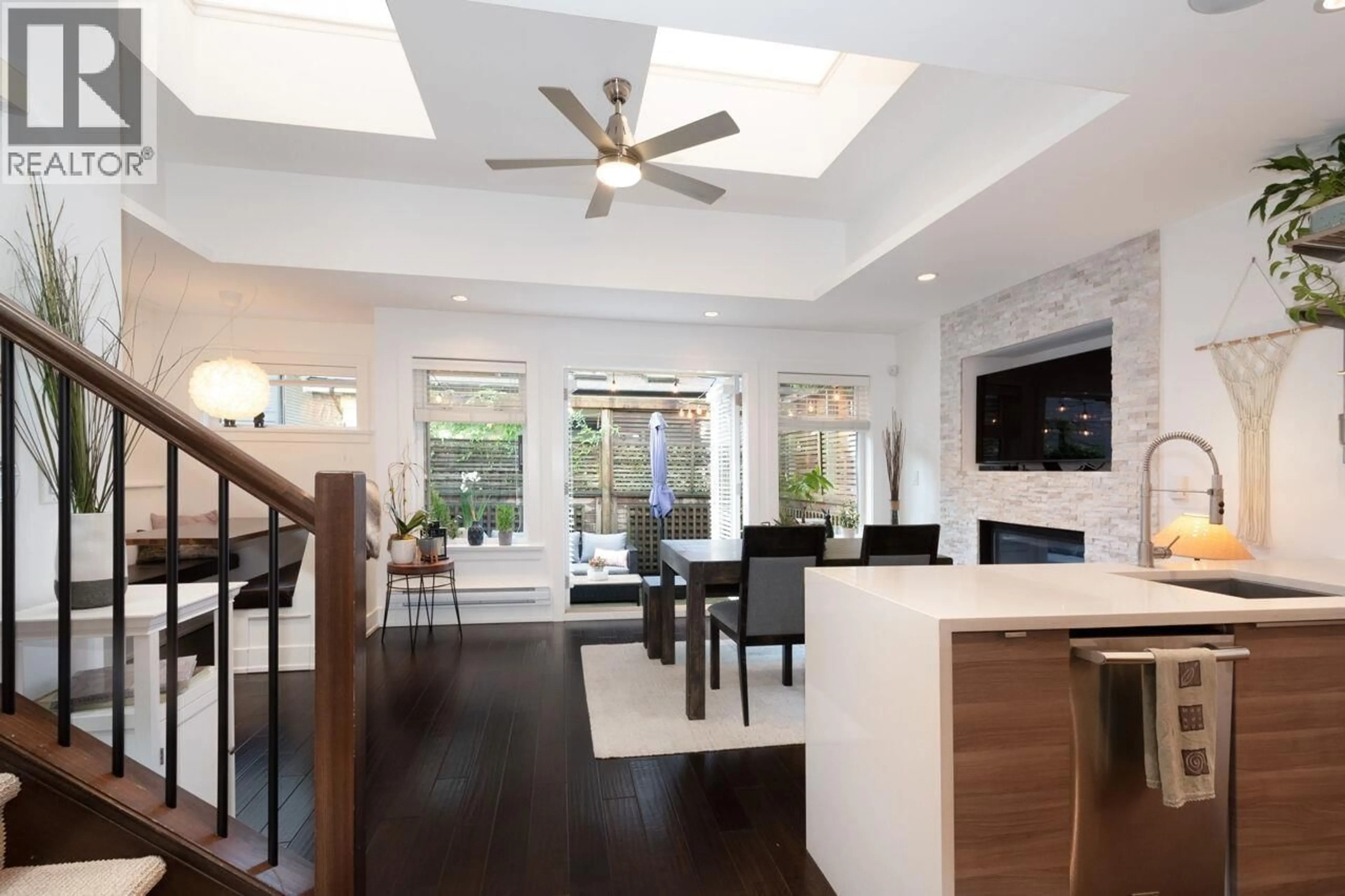 Open concept kitchen, unknown for 250 10TH STREET, North Vancouver British Columbia V7L2E1