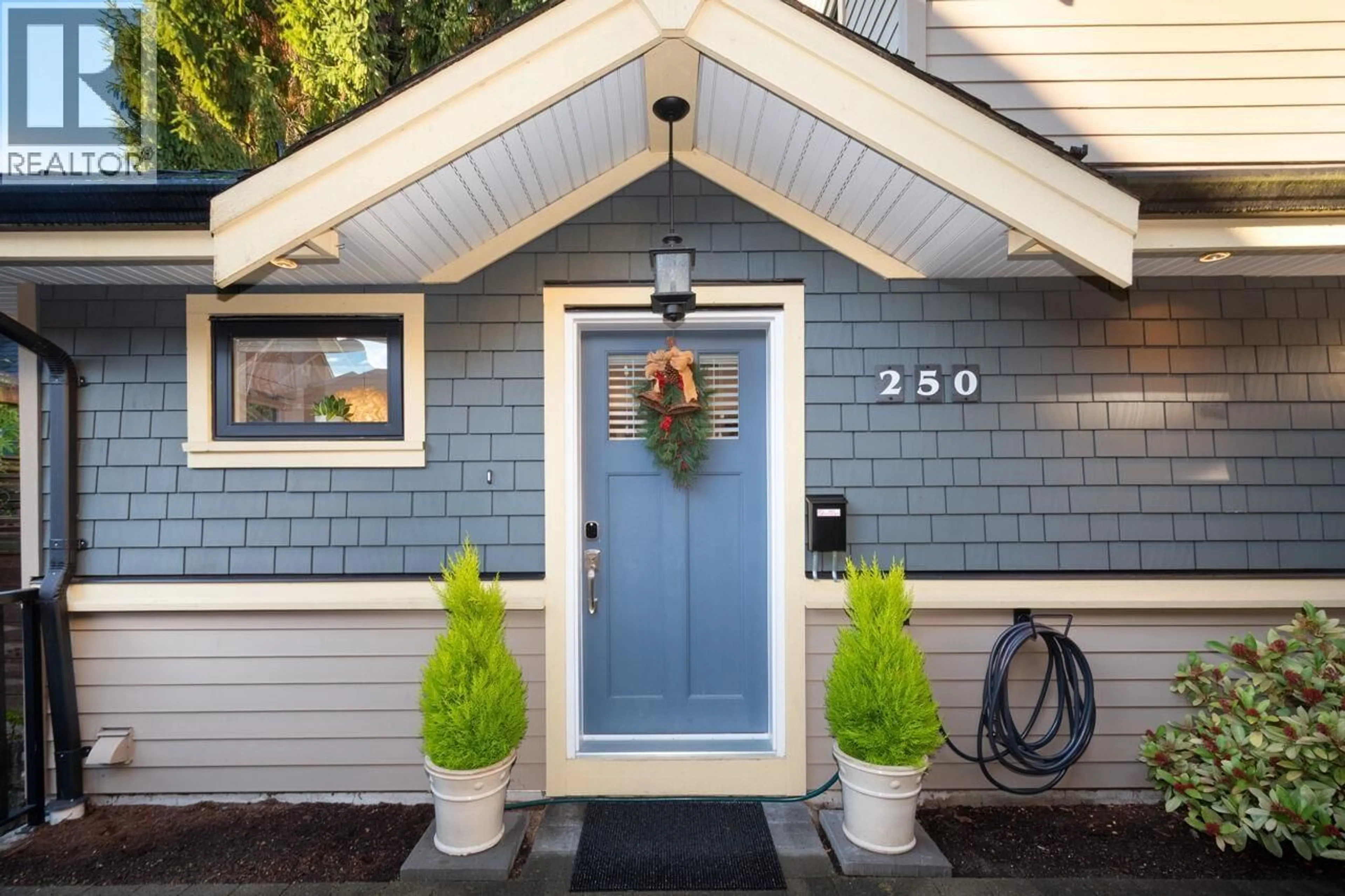 Unknown for 250 10TH STREET, North Vancouver British Columbia V7L2E1