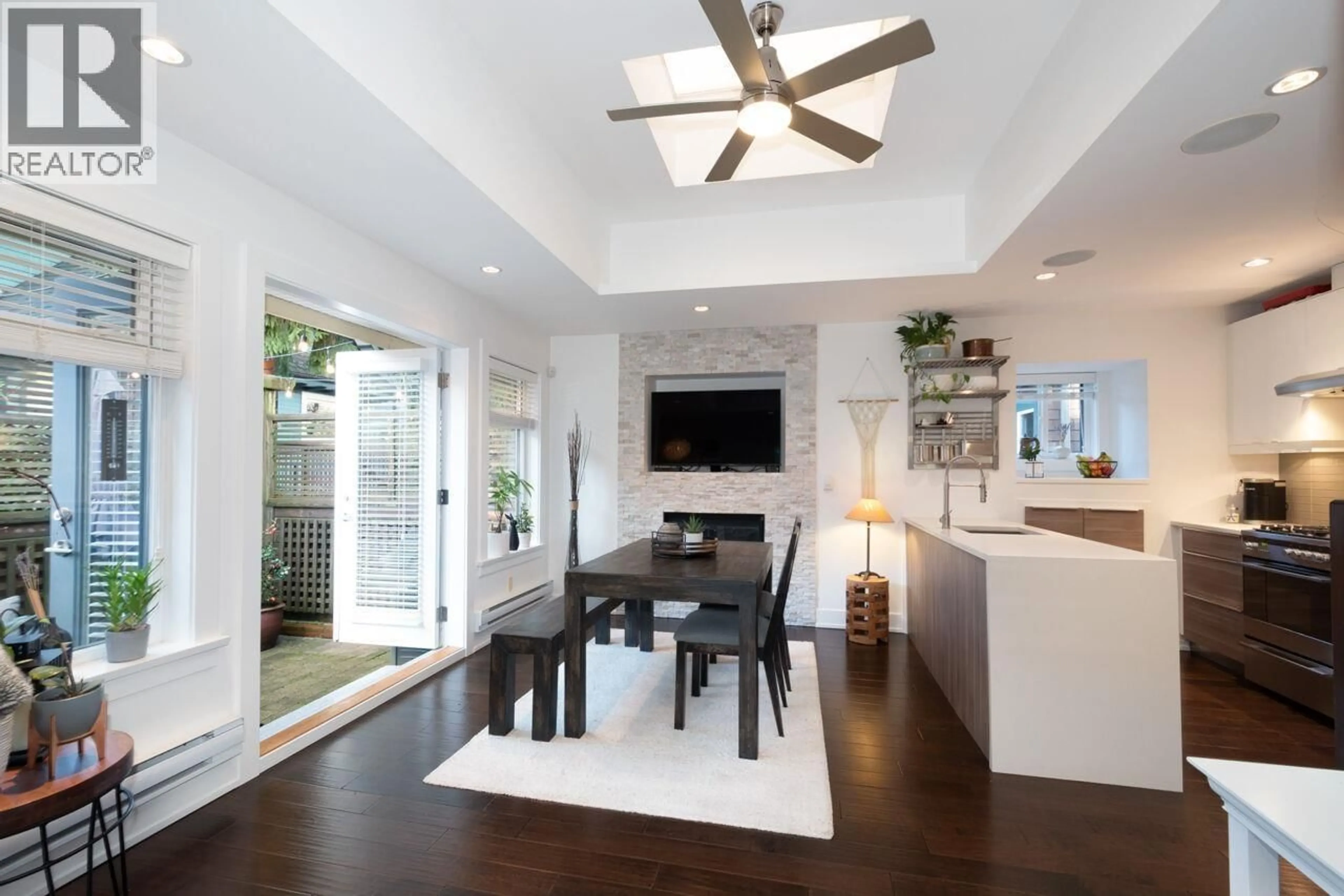 Unknown for 250 10TH STREET, North Vancouver British Columbia V7L2E1