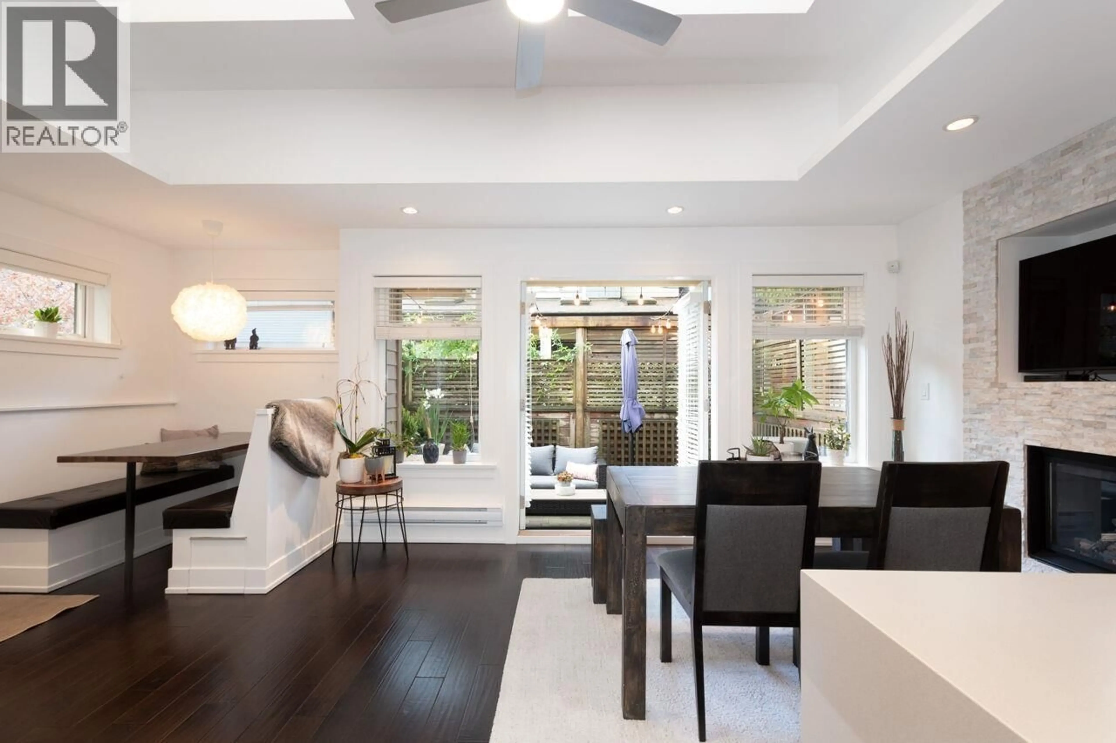 Unknown for 250 10TH STREET, North Vancouver British Columbia V7L2E1