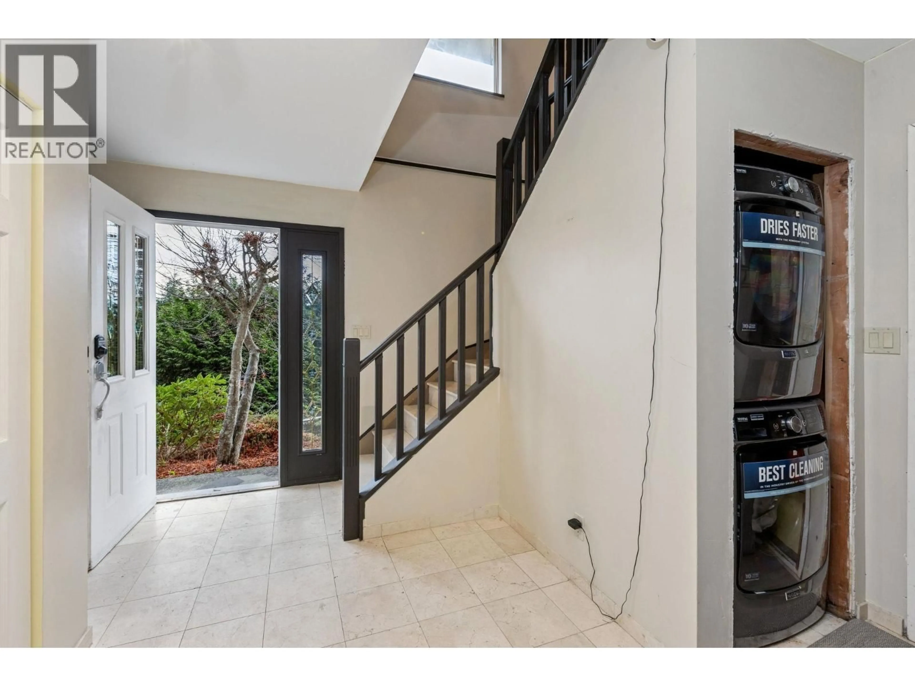 Indoor entryway for 556 BALLANTREE ROAD, West Vancouver British Columbia V7S1W3