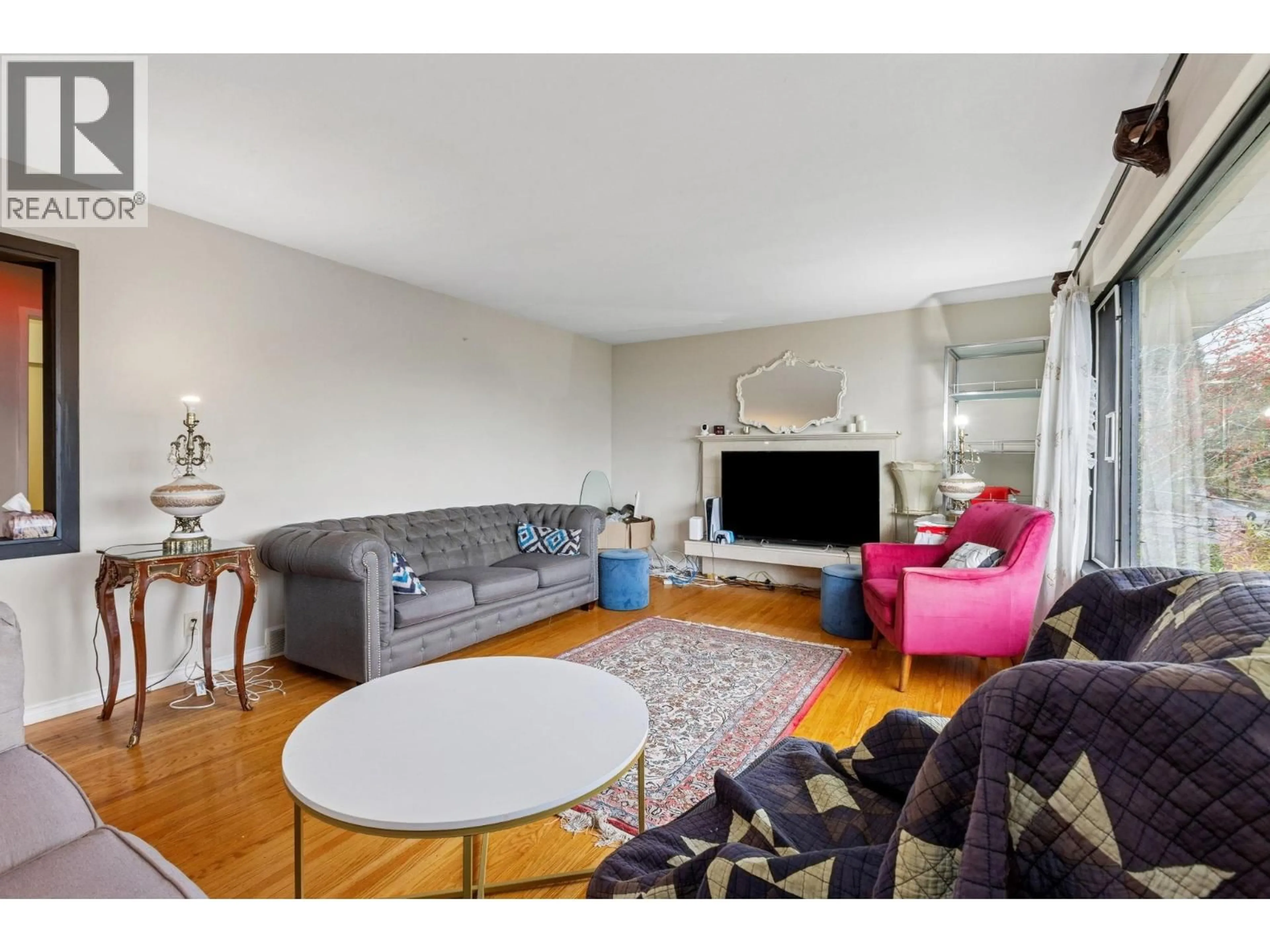 Living room with furniture, unknown for 556 BALLANTREE ROAD, West Vancouver British Columbia V7S1W3