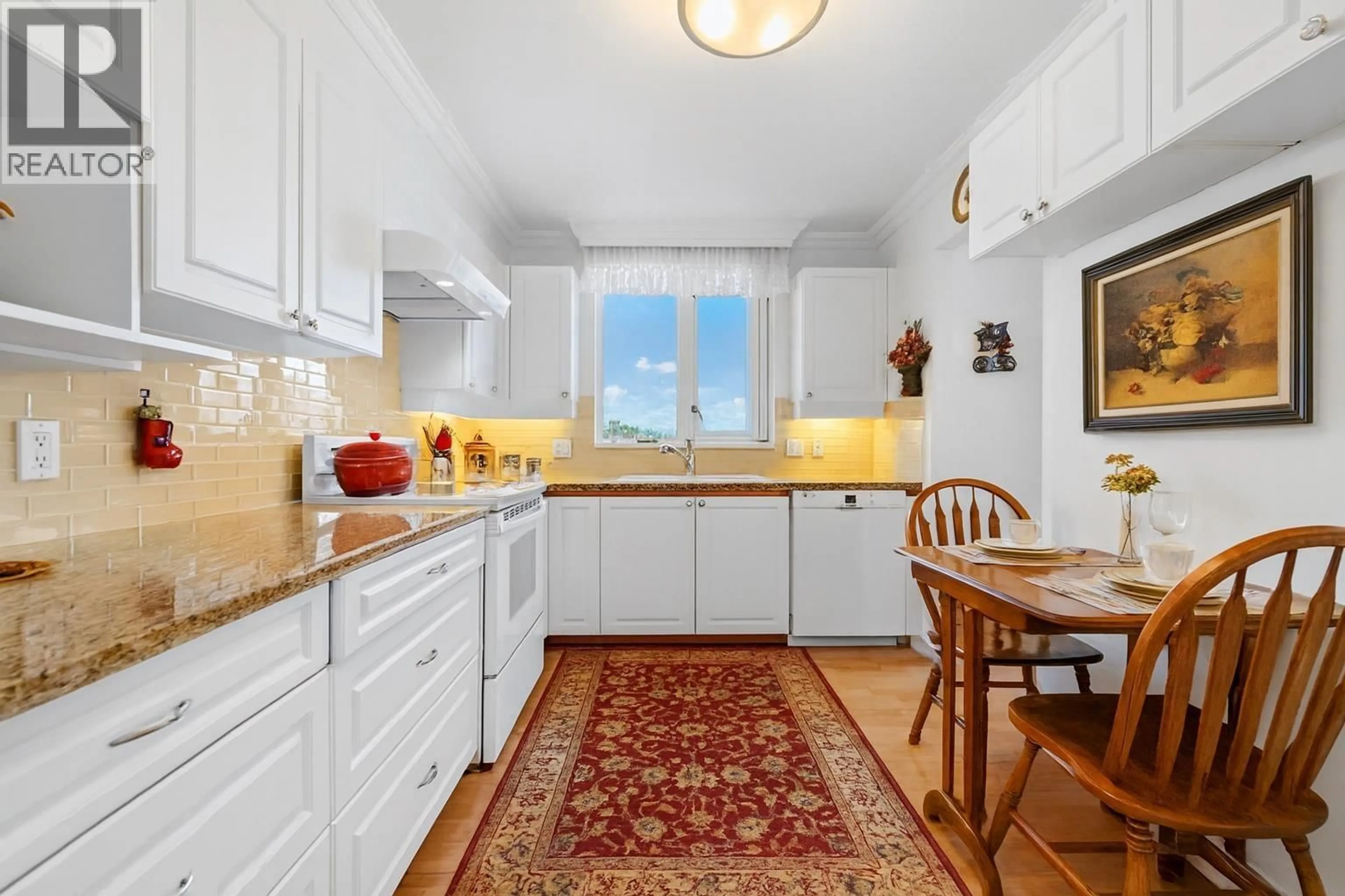Standard kitchen, ceramic/tile floor for 1601 - 2203 BELLEVUE AVENUE, West Vancouver British Columbia V7V4V7