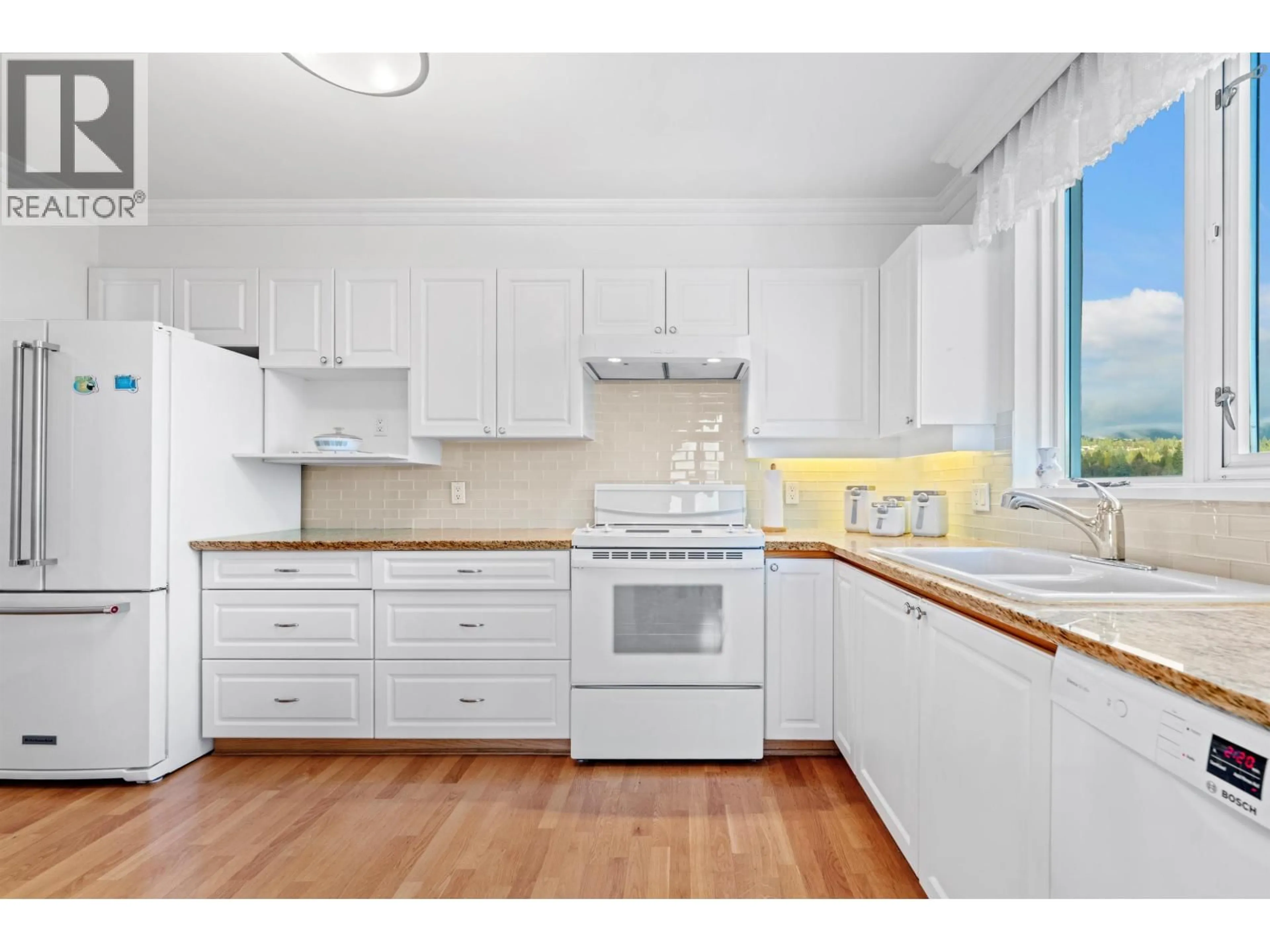 Standard kitchen, wood/laminate floor for 1601 - 2203 BELLEVUE AVENUE, West Vancouver British Columbia V7V4V7