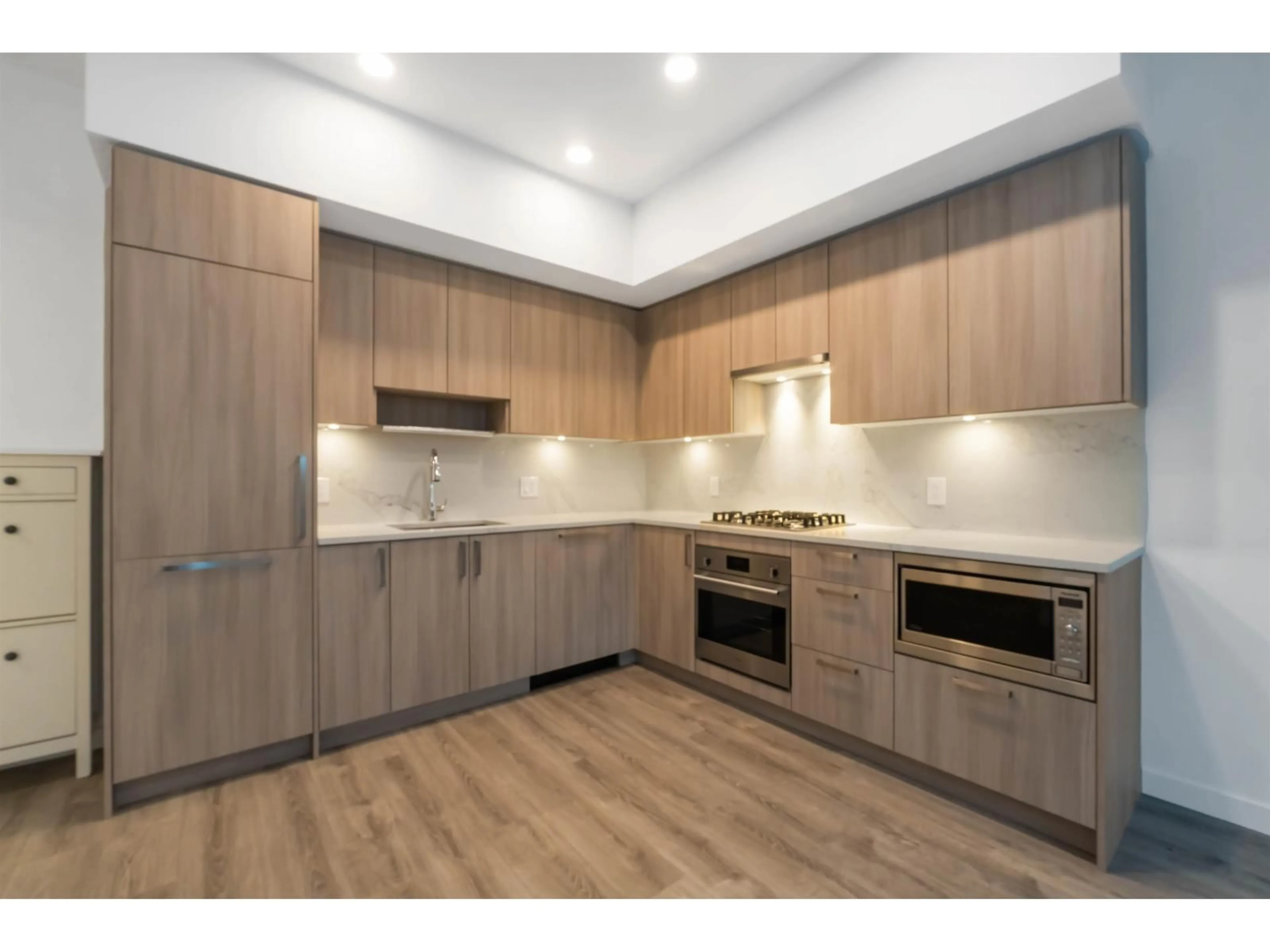 Standard kitchen, wood/laminate floor for 206 - 13350 CENTRAL AVENUE, Surrey British Columbia V3T0S1
