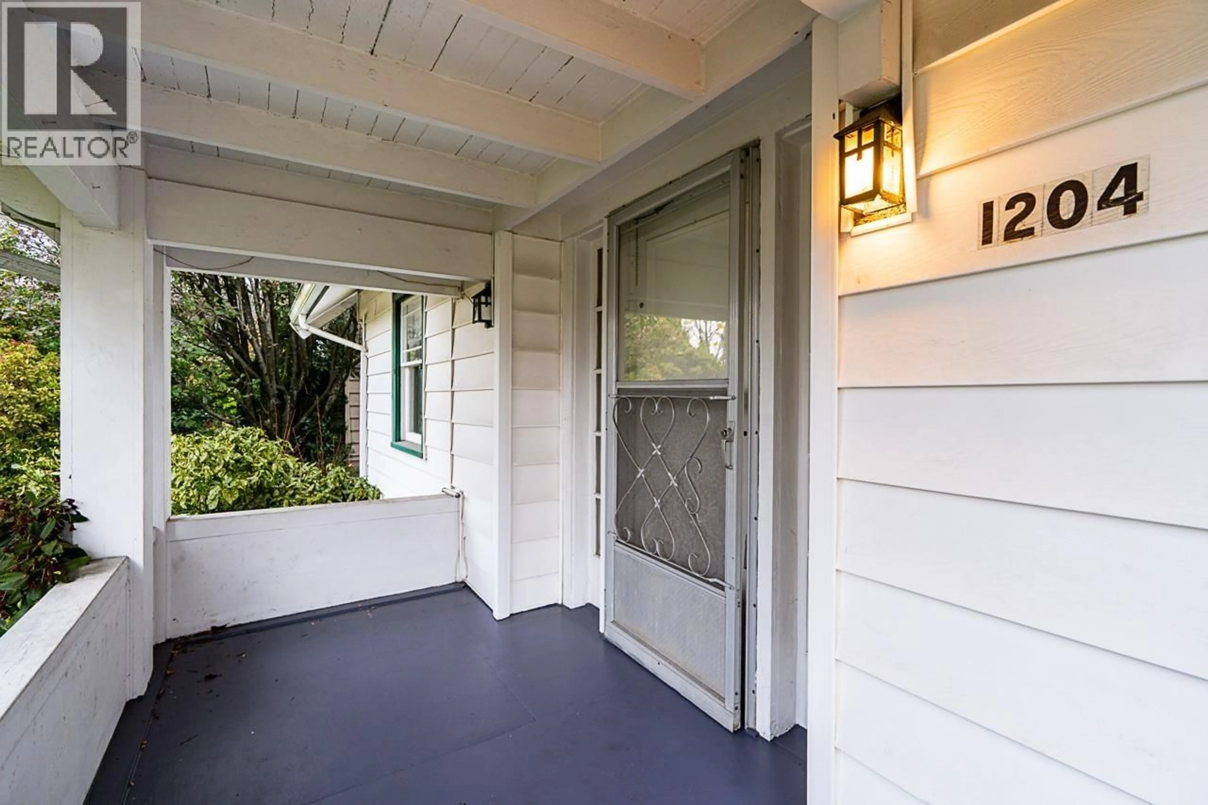 Indoor entryway for 1204 GRAND BOULEVARD, North Vancouver British Columbia V7L3X4