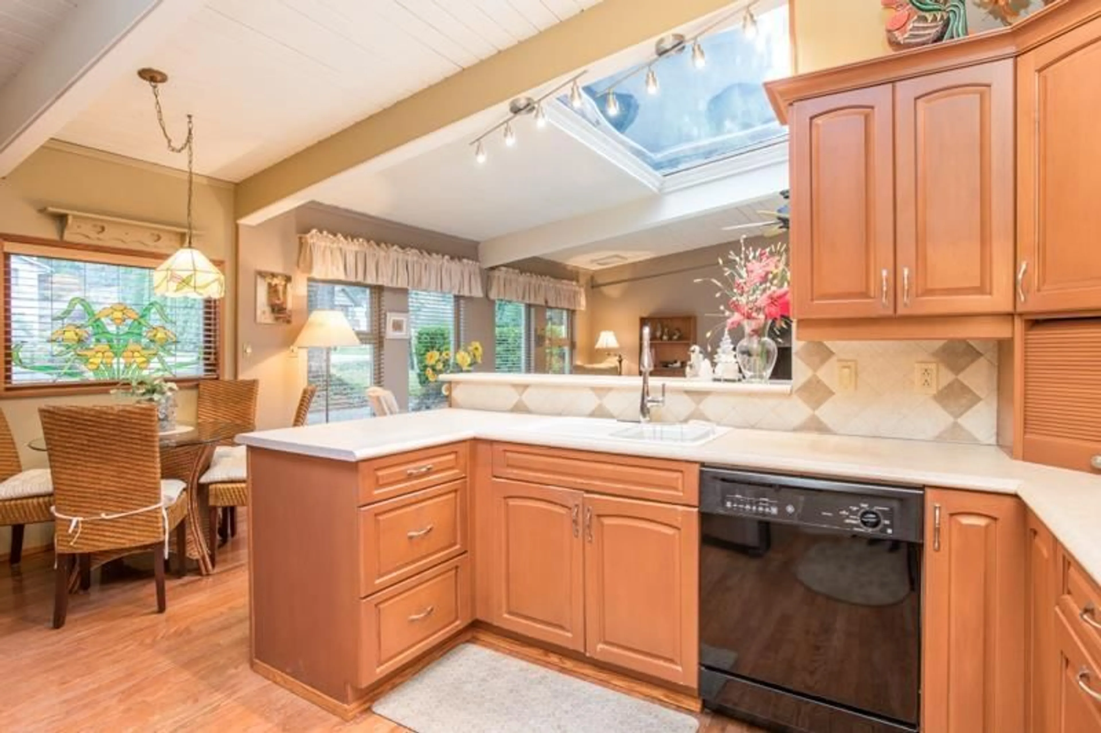 Open concept kitchen, ceramic/tile floor for 1957 127A STREET, Surrey British Columbia V4A3S8