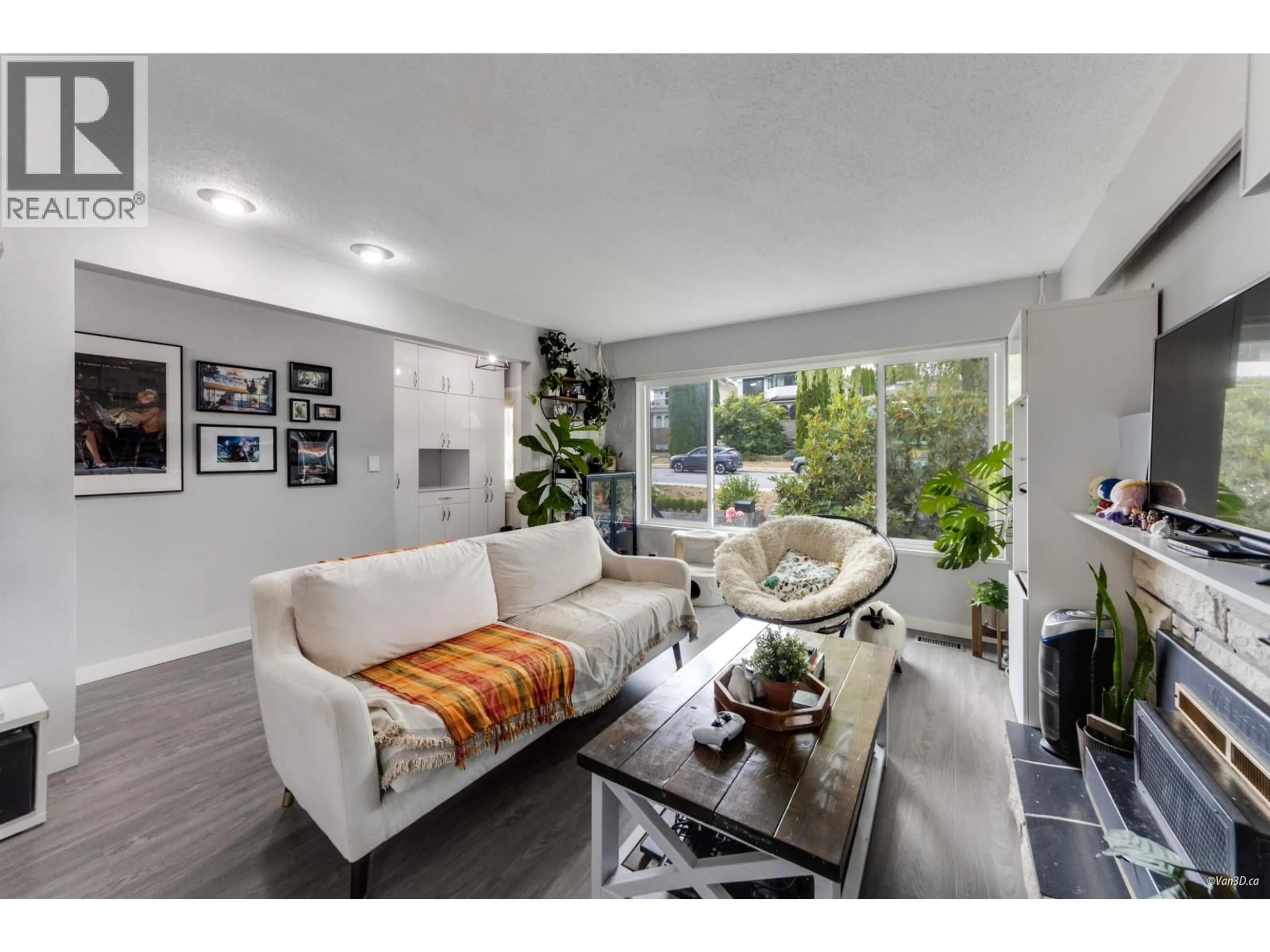 Living room with furniture, unknown for 10 STRATFORD AVENUE, Burnaby British Columbia V5B1K9