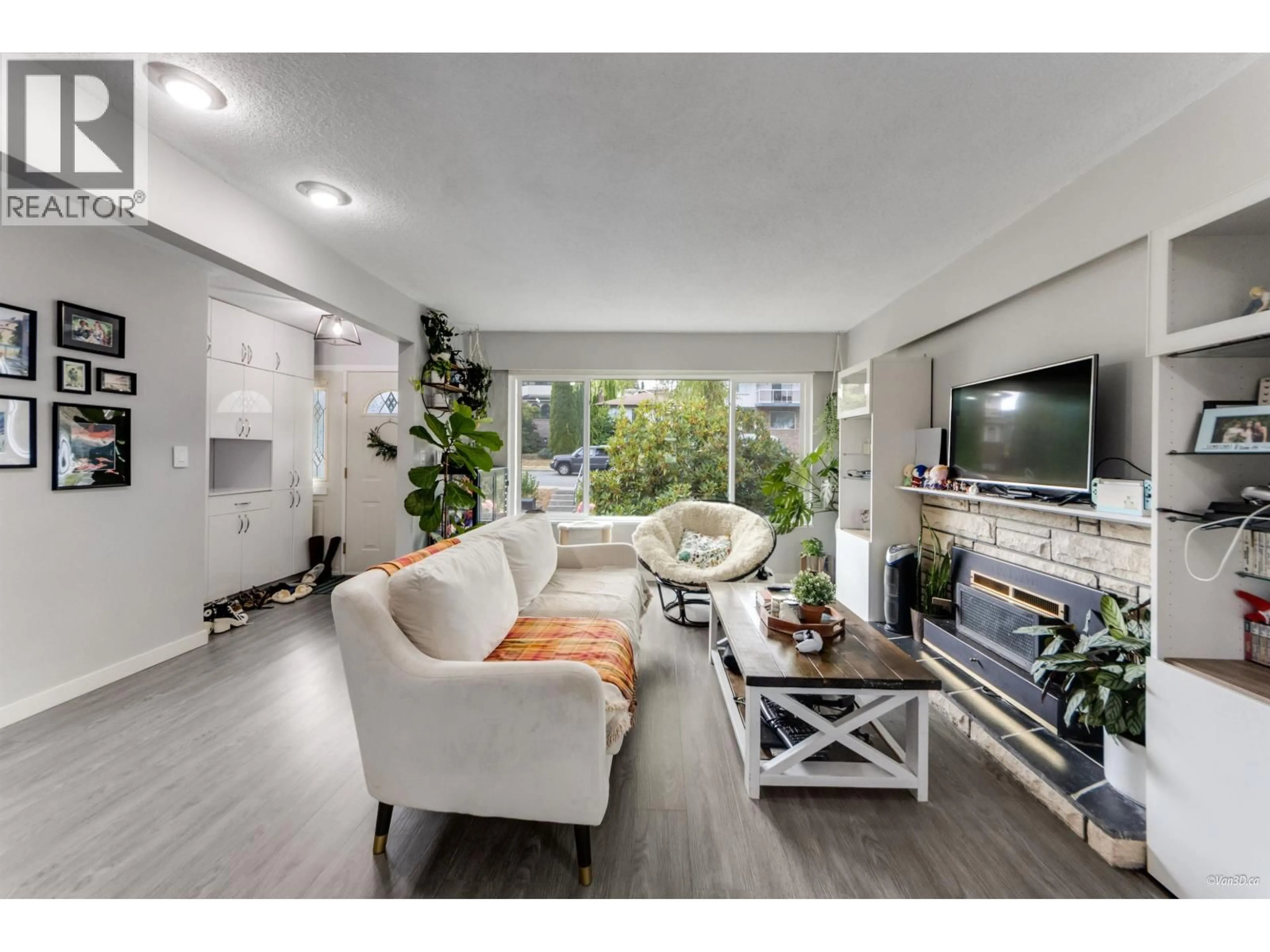 Living room with furniture, wood/laminate floor for 10 STRATFORD AVENUE, Burnaby British Columbia V5B1K9