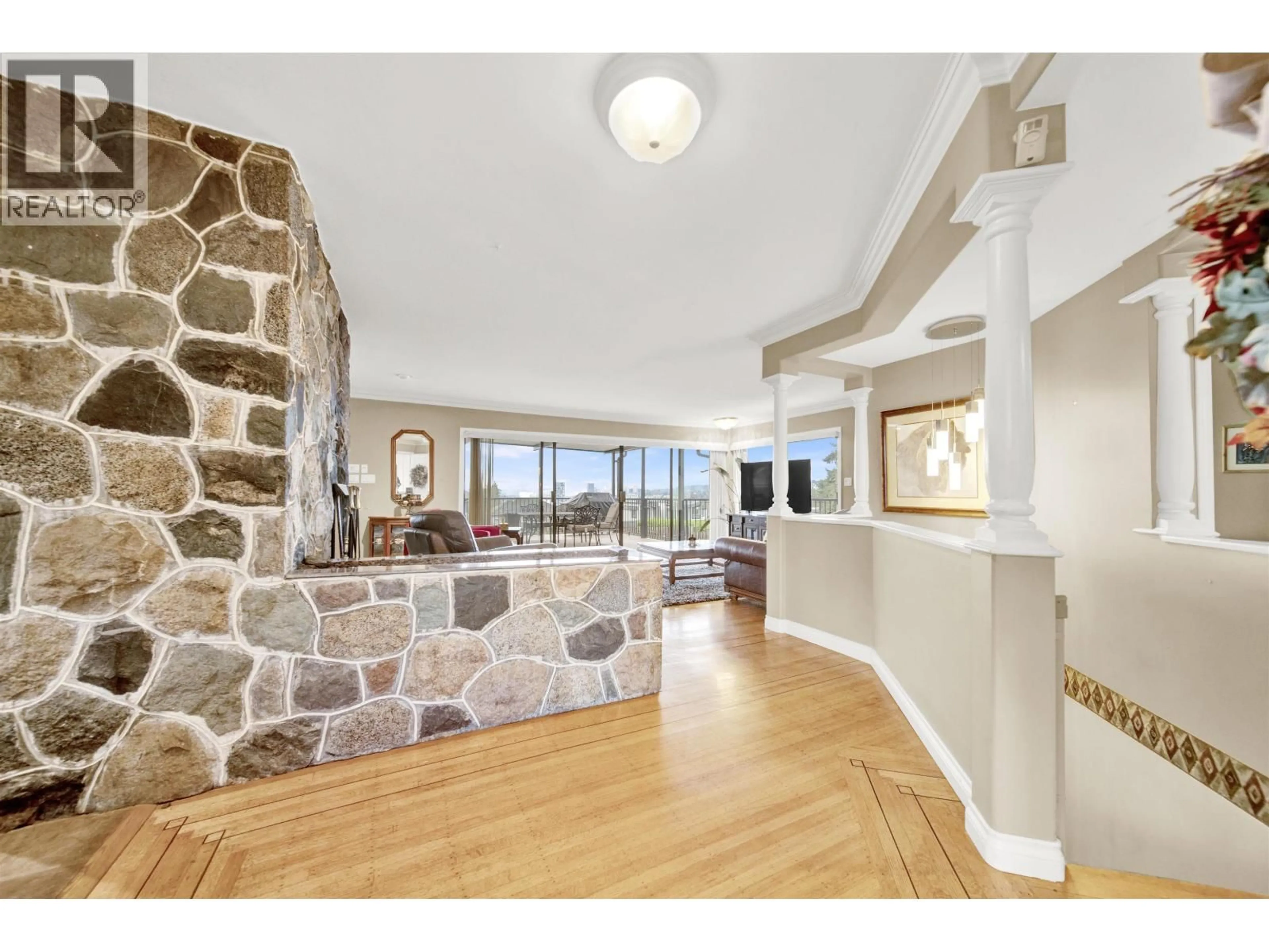 Indoor foyer for 756 SHAW AVENUE, Coquitlam British Columbia V3K2R8