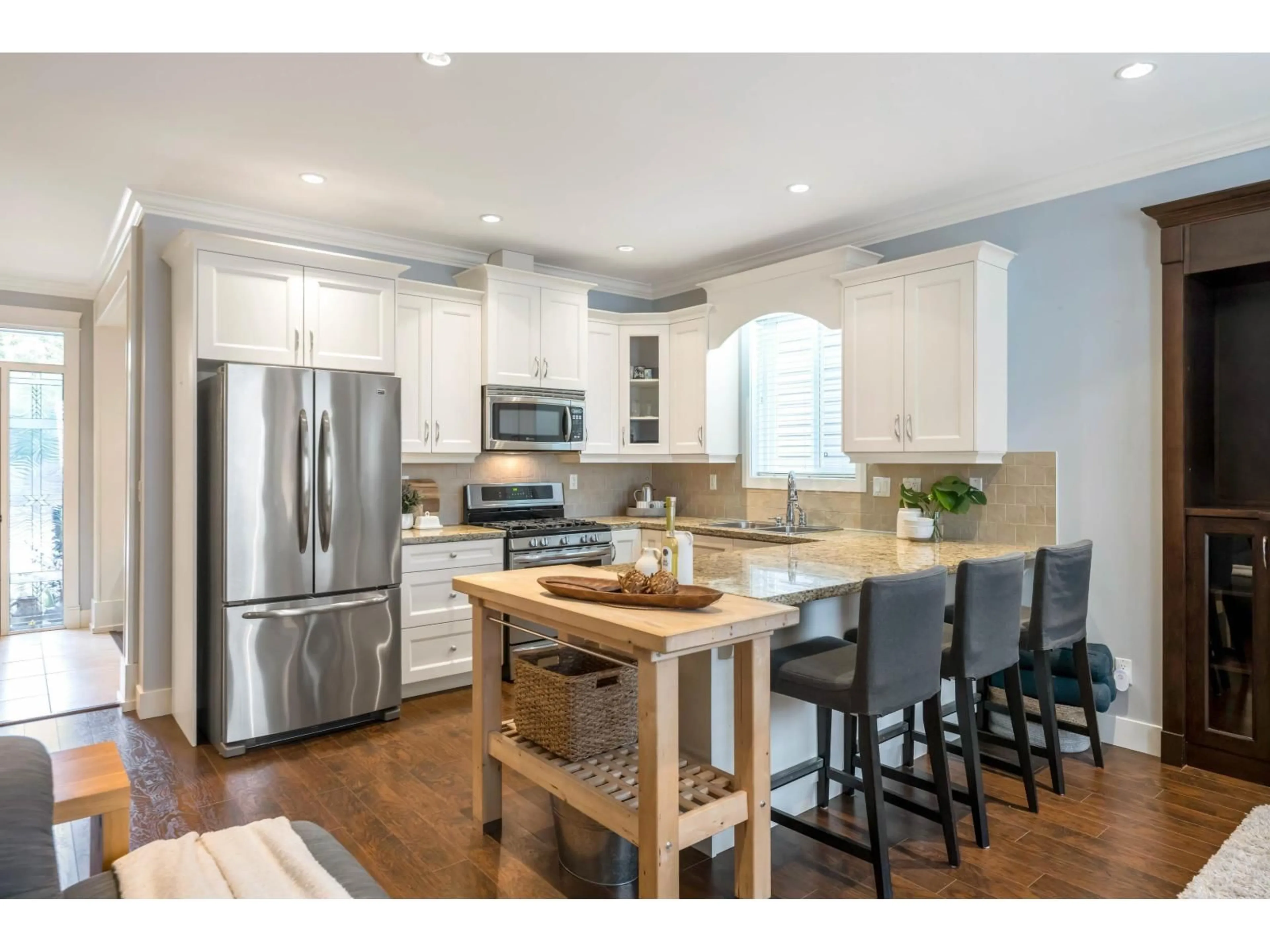 Open concept kitchen, wood/laminate floor for 7137 196 STREET, Surrey British Columbia V4N5Z6