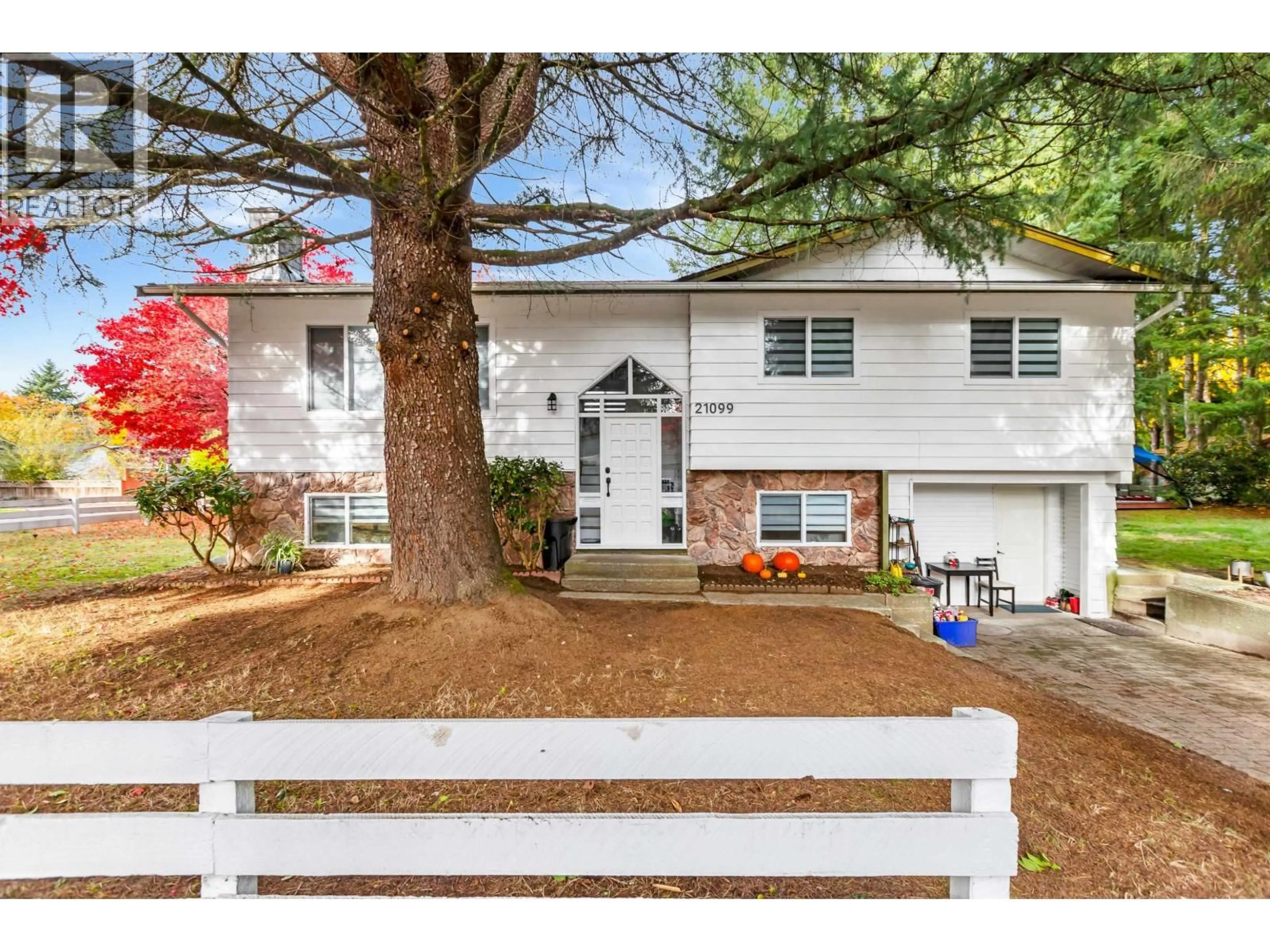 Home with vinyl exterior material, street for 21099 BERRY AVENUE, Maple Ridge British Columbia V2X7V3