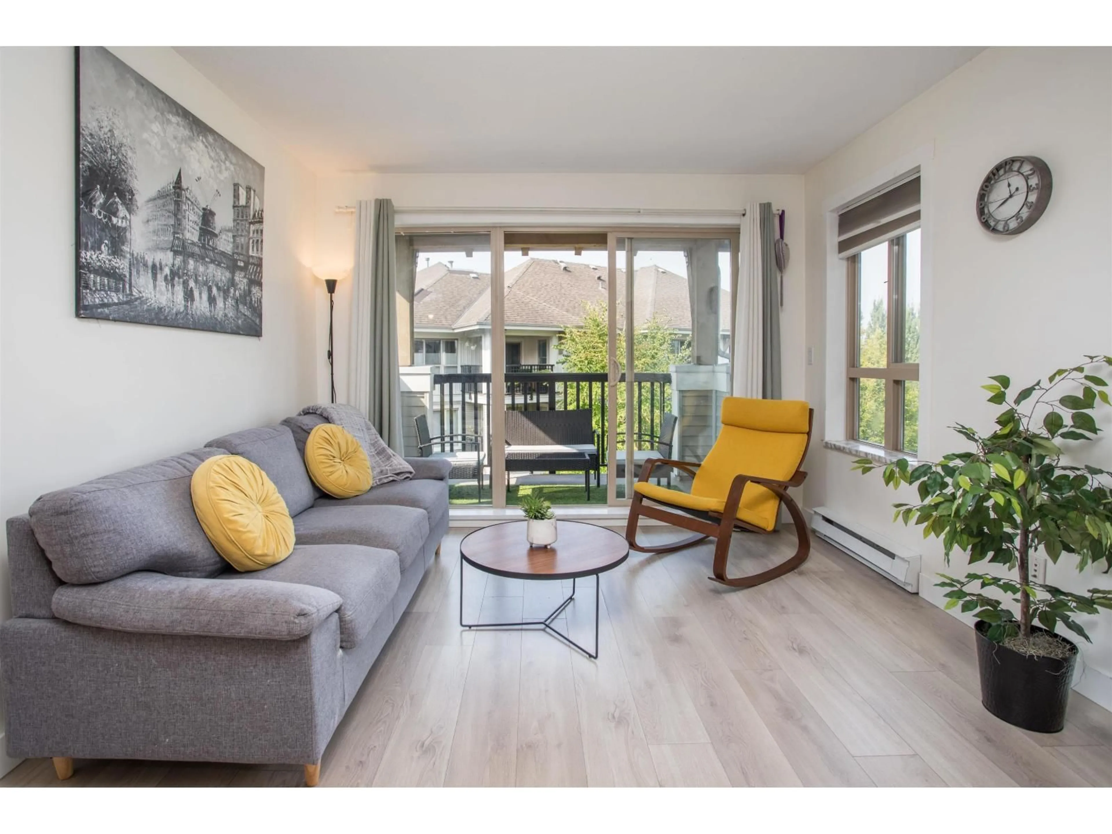 Living room with furniture, wood/laminate floor for 425 - 8915 202 STREET, Langley British Columbia V1M0B5