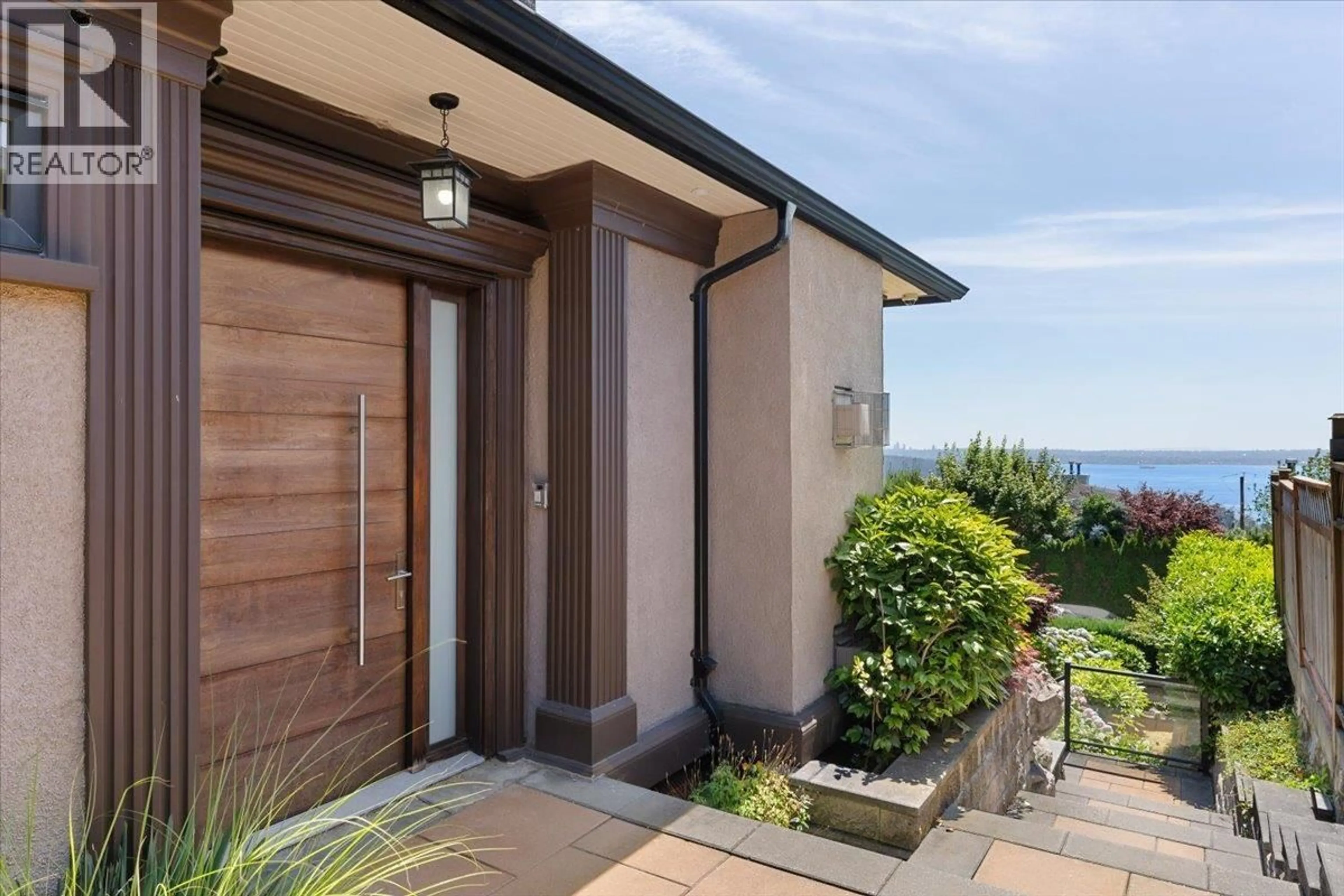 Indoor entryway for 2171 QUEENS AVENUE, West Vancouver British Columbia V7V2Y1