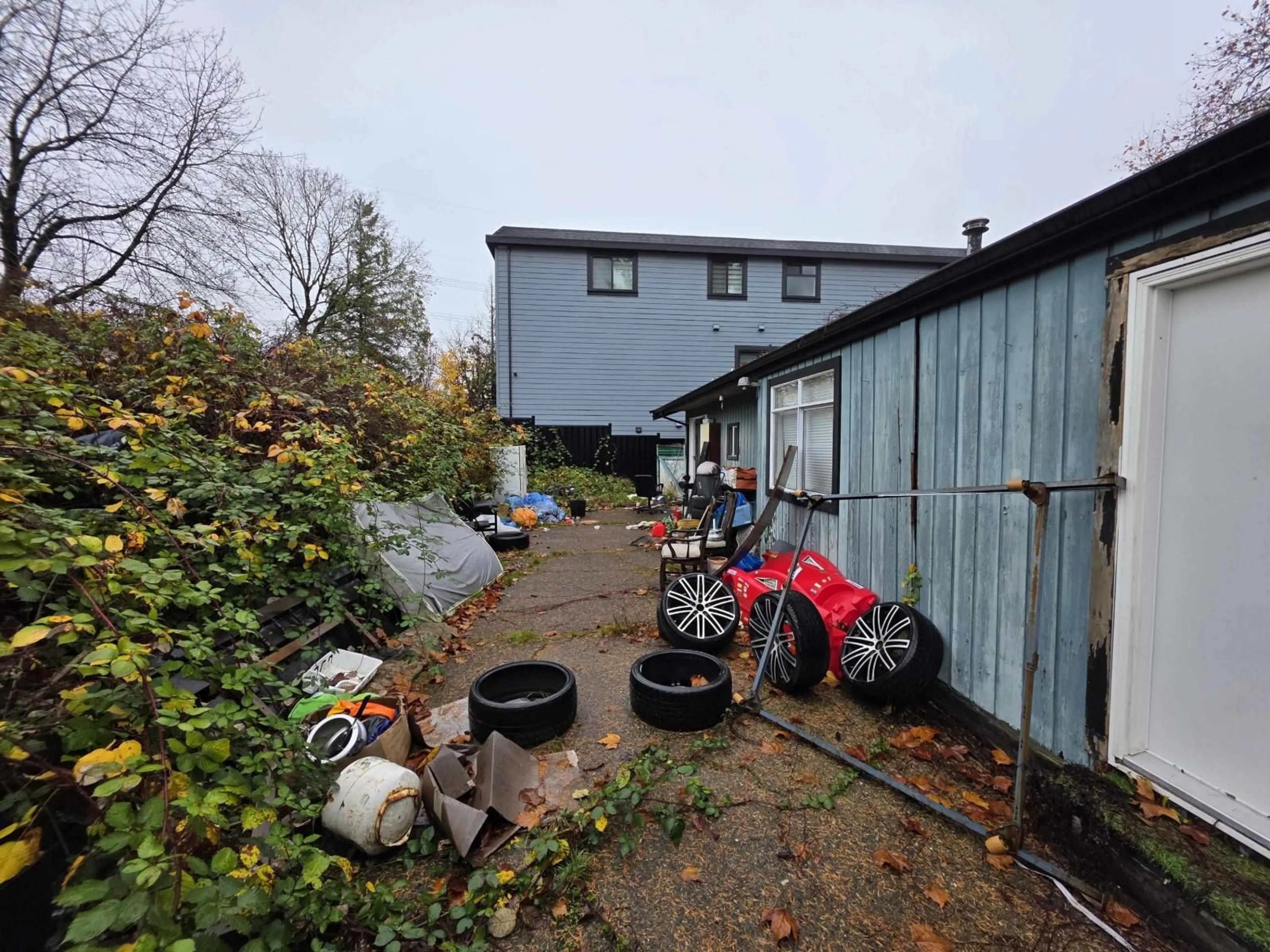 A pic from outside/outdoor area/front of a property/back of a property/a pic from drone, building for 8899 128TH STREET, Surrey British Columbia V3V5M6