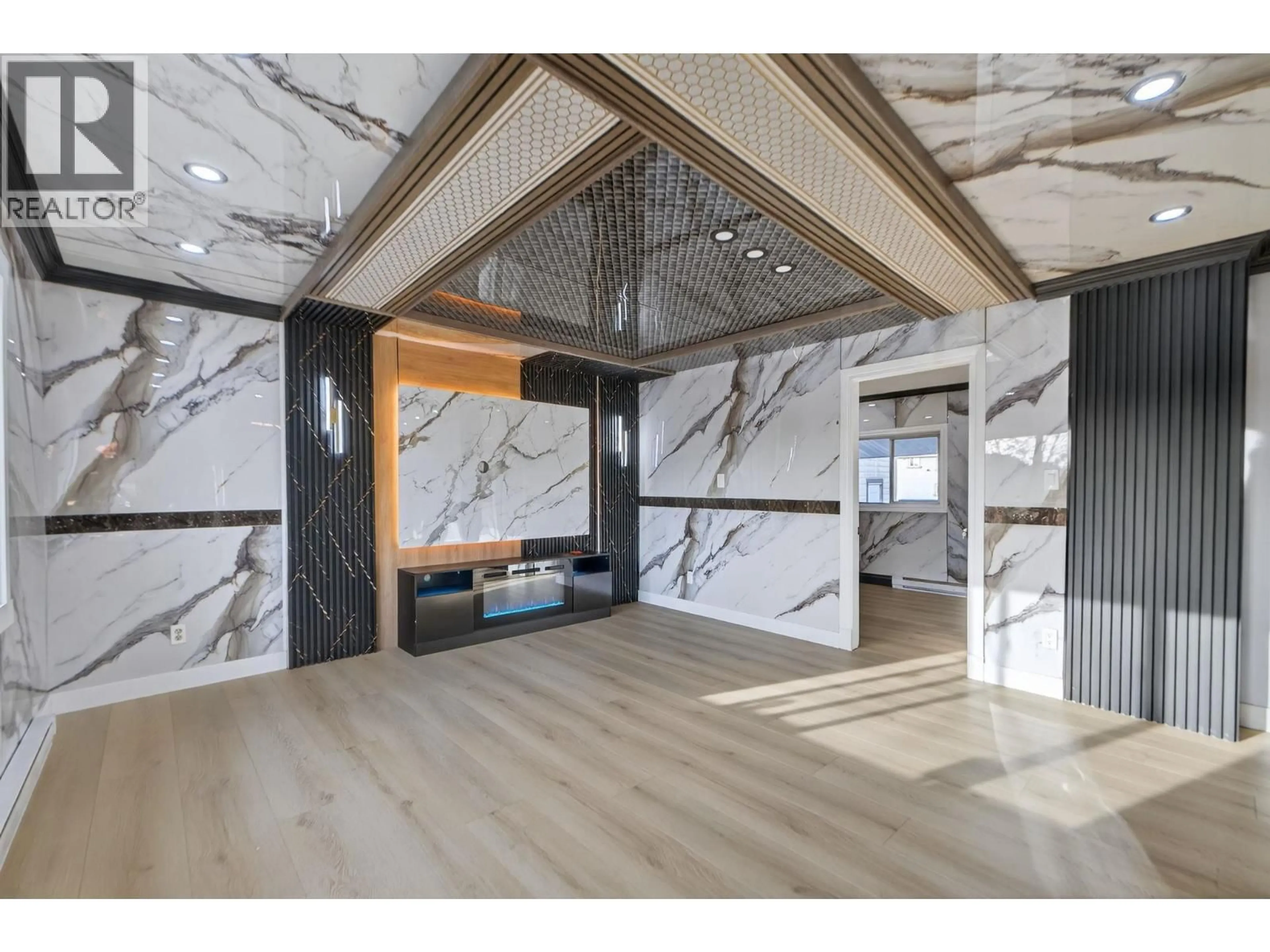 Indoor foyer for 803 EWEN AVENUE, New Westminster British Columbia V3M5C6