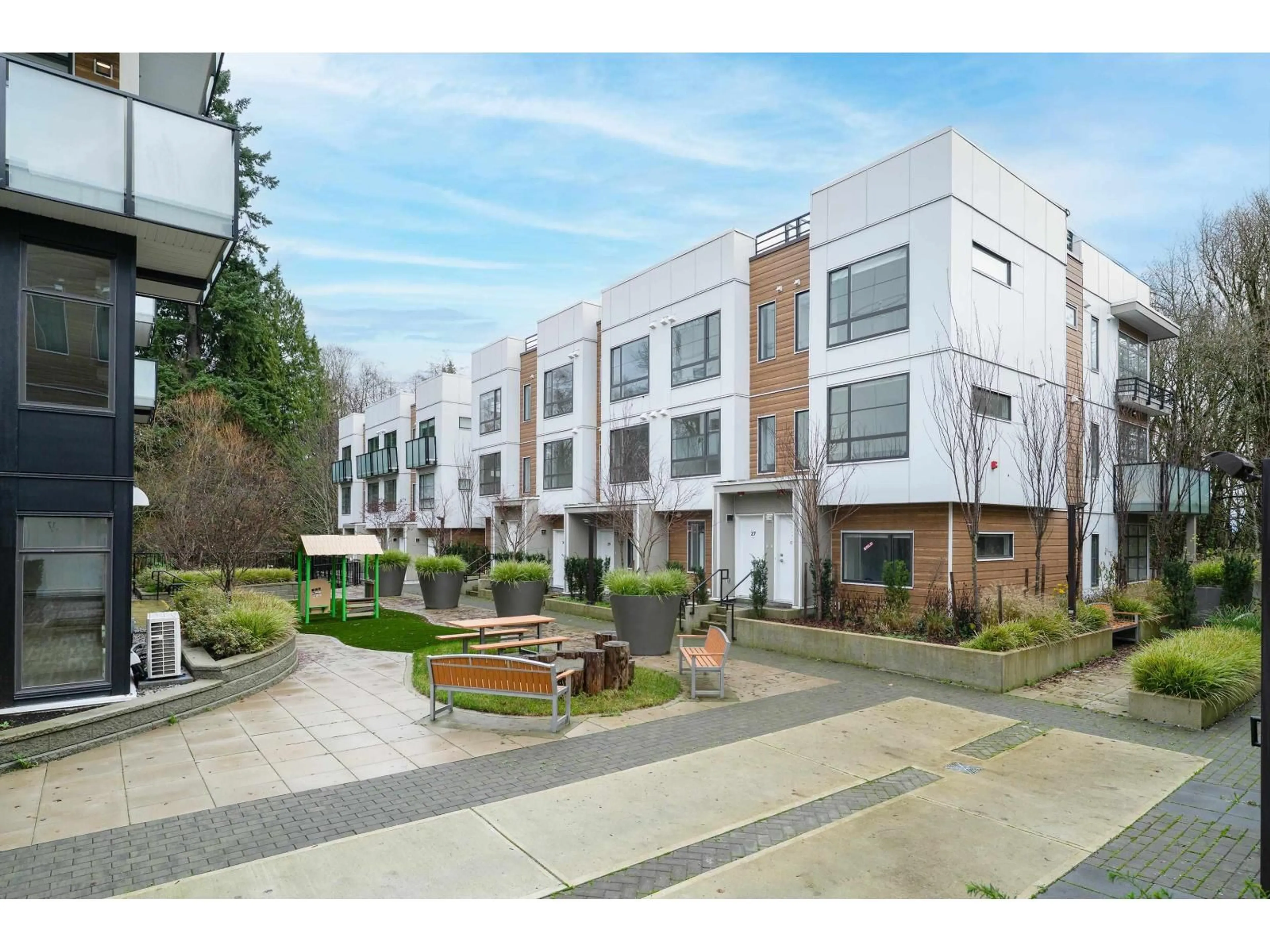 A pic from outside/outdoor area/front of a property/back of a property/a pic from drone, street for 31 - 6328 KING GEORGE BOULEVARD, Surrey British Columbia V3X0L4