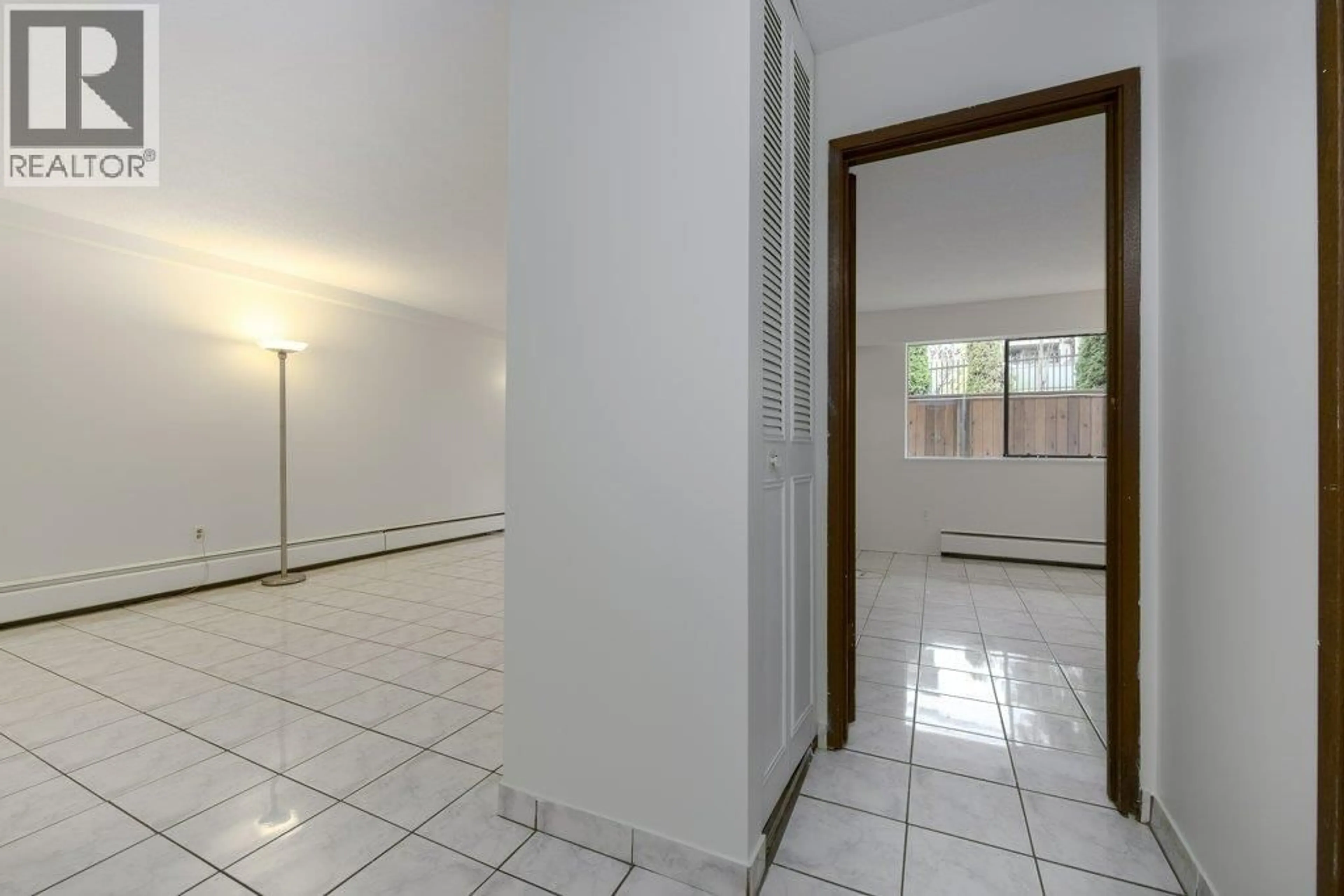 Indoor foyer for 105 - 1585 4TH AVENUE, Vancouver British Columbia V5N1J9