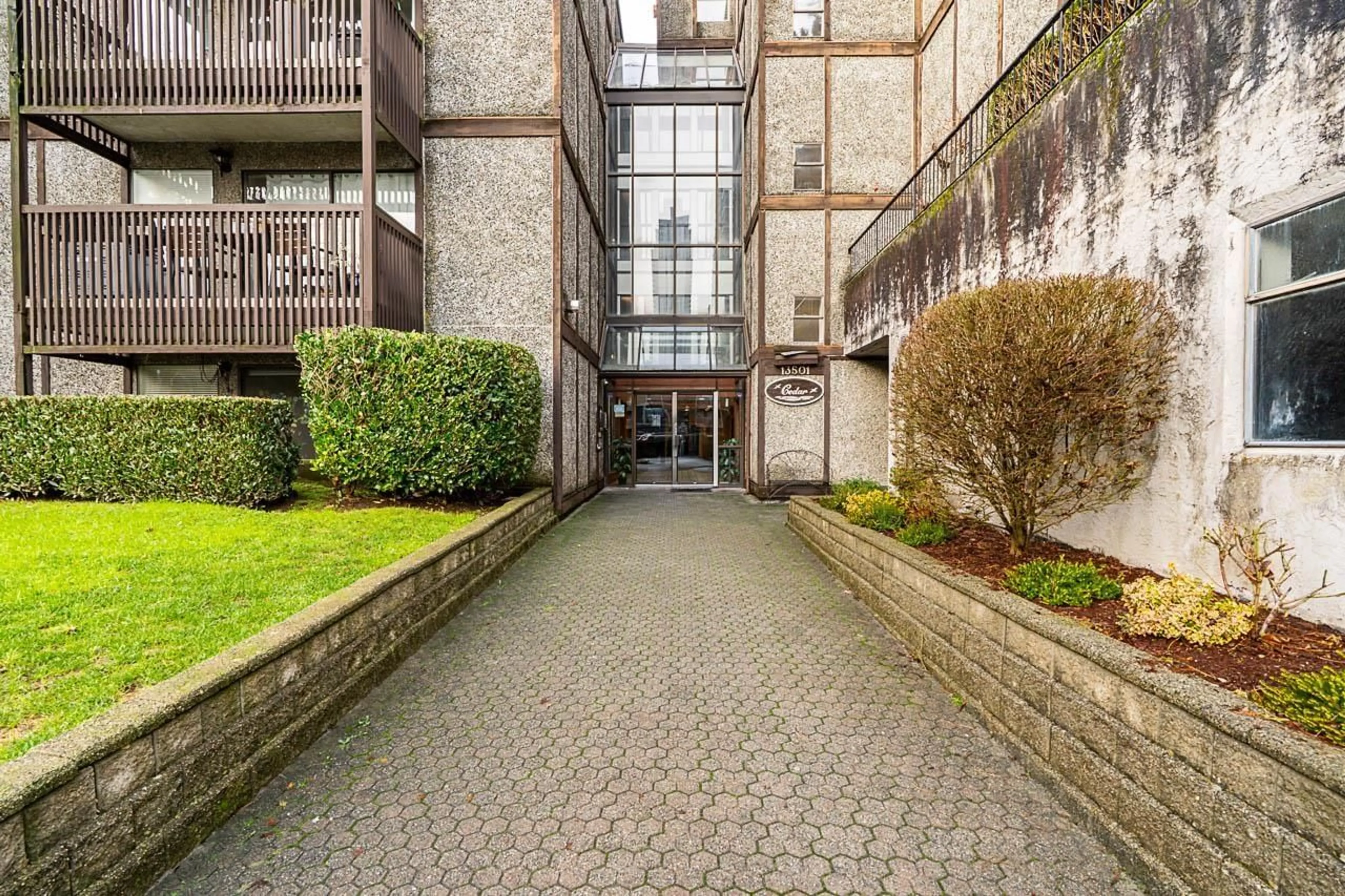 Indoor foyer for 312 - 13501 96 AVENUE, Surrey British Columbia V3V7L9