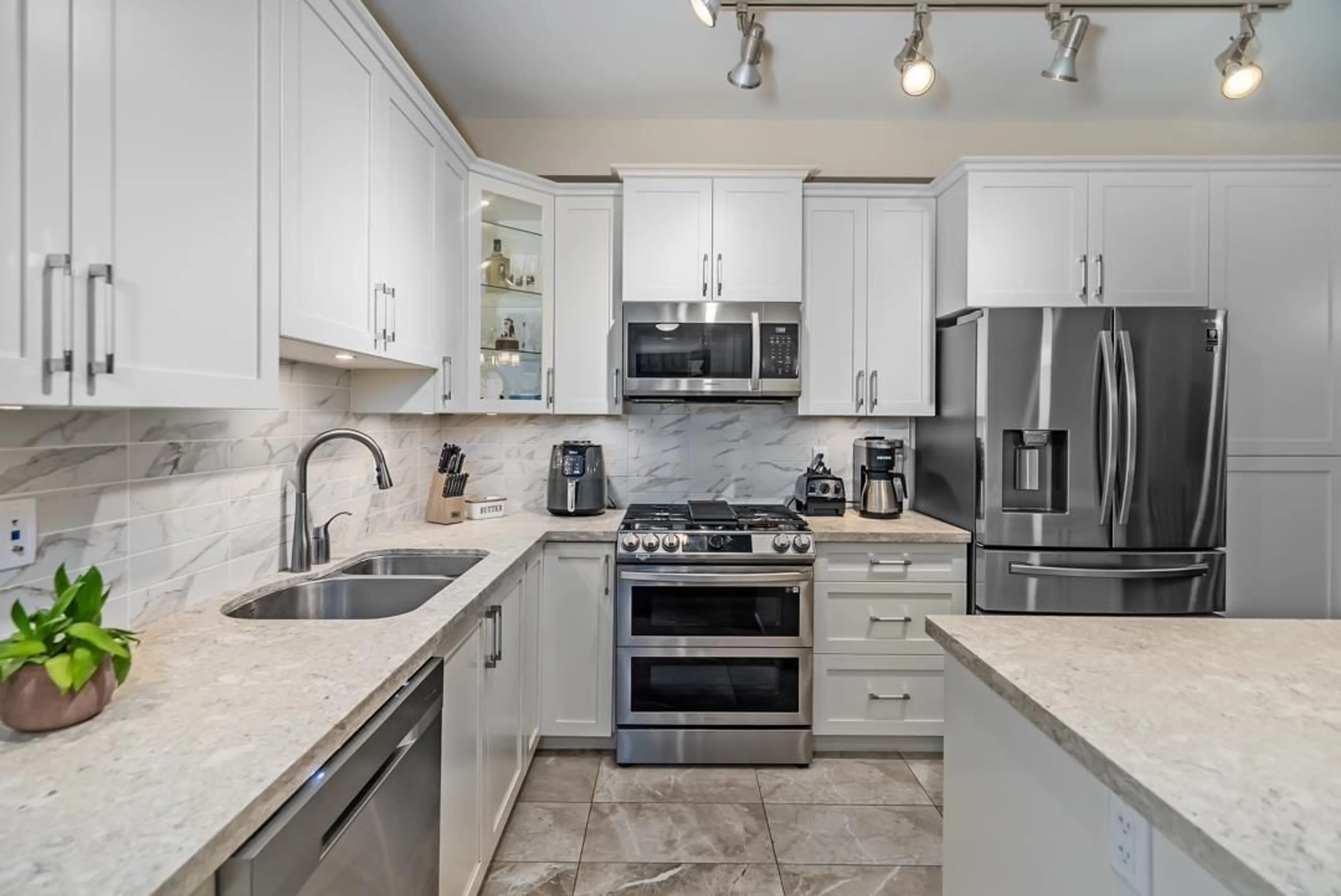 Open concept kitchen, ceramic/tile floor for 309 - 8561 203A STREET EAST, Langley British Columbia V2Y3L7